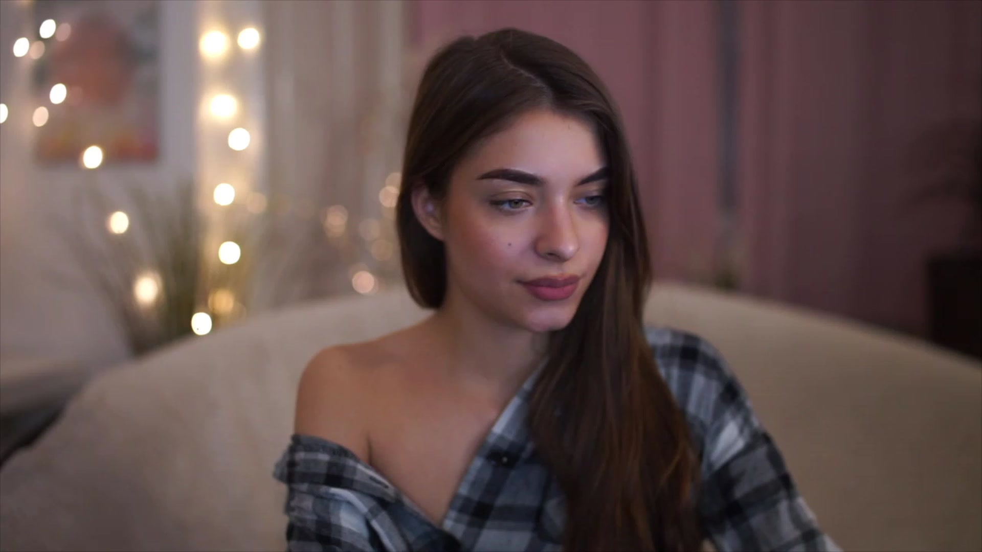 Gallery image thumbnail from Patrascanu333's myfreecams stream on, 11/21/2022, 17:40 image 16 of 20