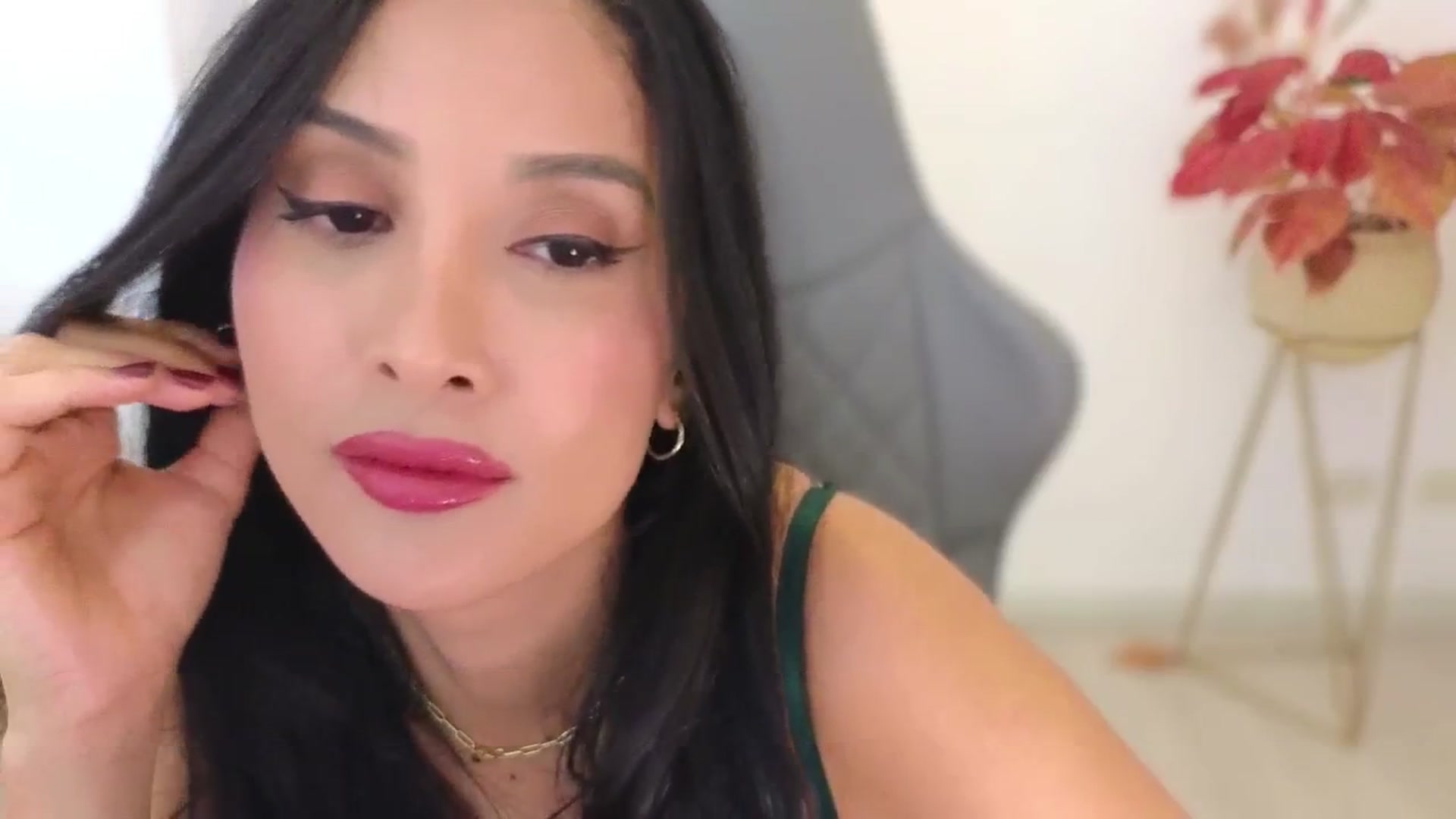 Gallery image thumbnail from PaulaFer's myfreecams stream on, 04/08/2026, 05:09 image 17 of 20