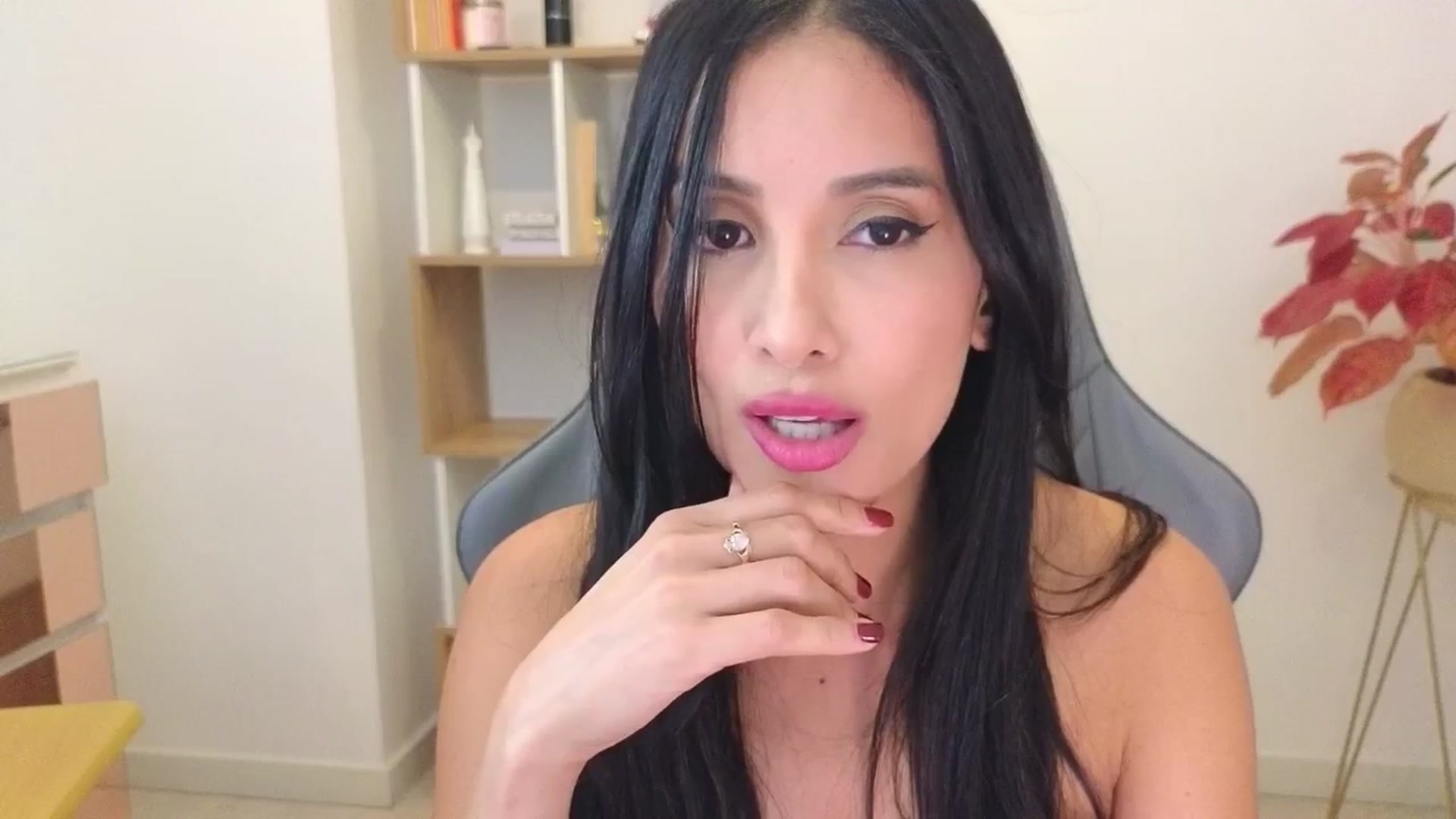 Gallery image thumbnail from PaulaFer's myfreecams stream on, 04/12/2026, 06:19 image 15 of 20