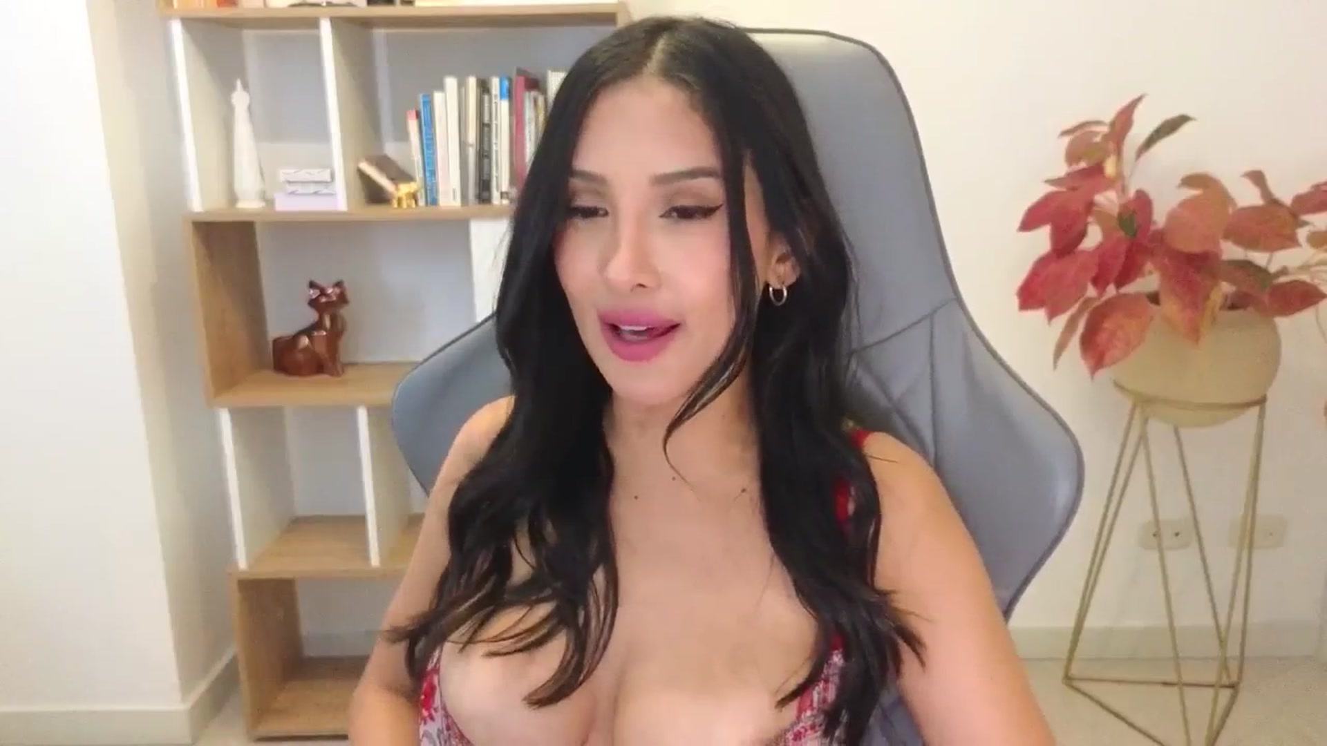 Gallery image thumbnail from PaulaFer's myfreecams stream on, 04/18/2026, 04:43 image 8 of 20