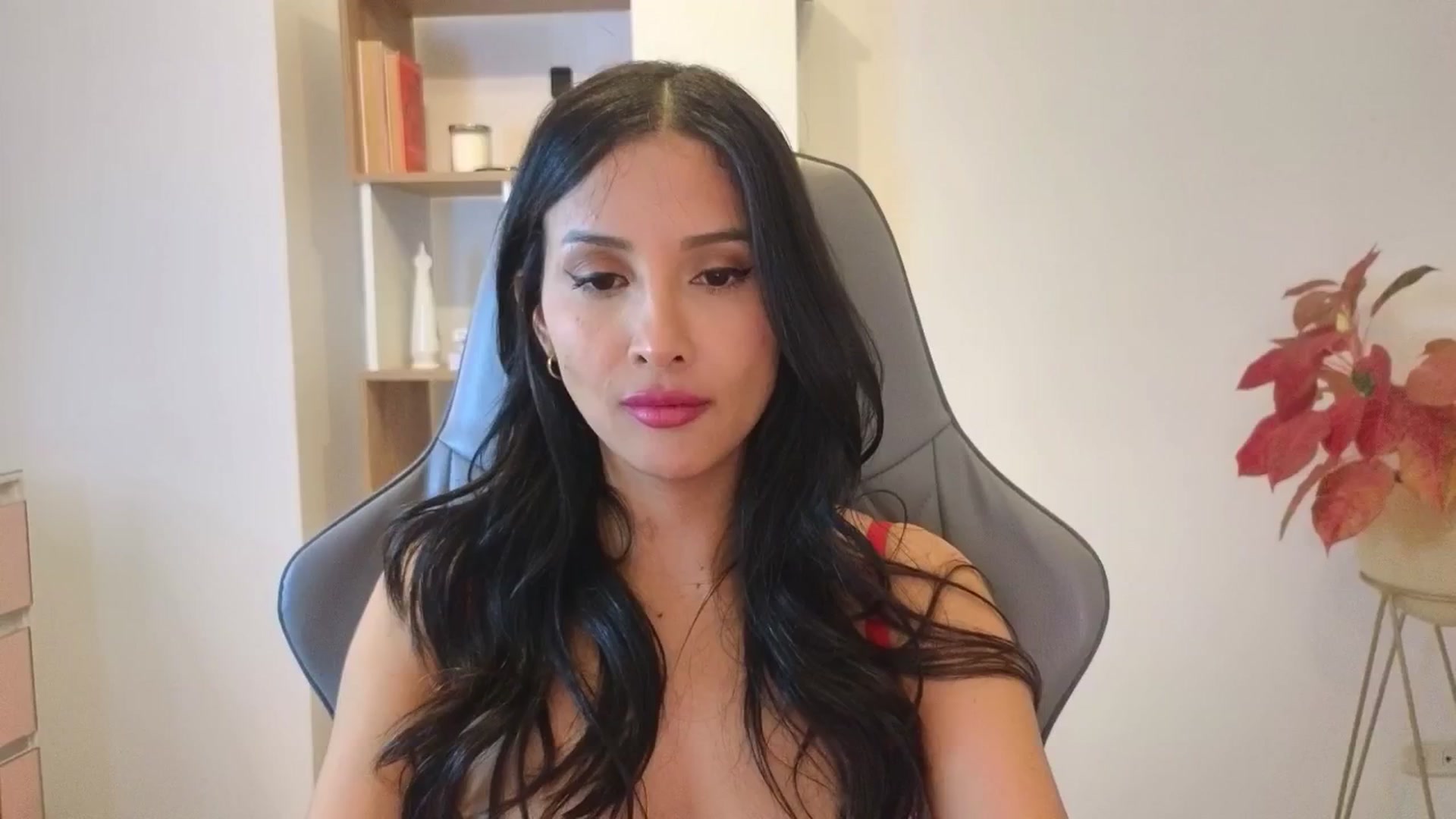 Gallery image thumbnail from PaulaFer's myfreecams stream on, 04/18/2026, 05:47 image 16 of 20