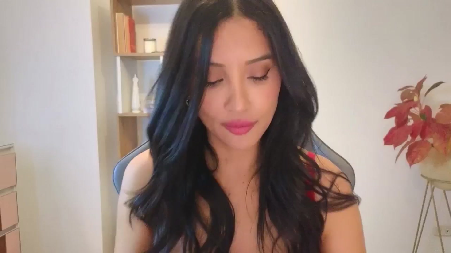 Gallery image thumbnail from PaulaFer's myfreecams stream on, 04/18/2026, 05:47 image 15 of 20