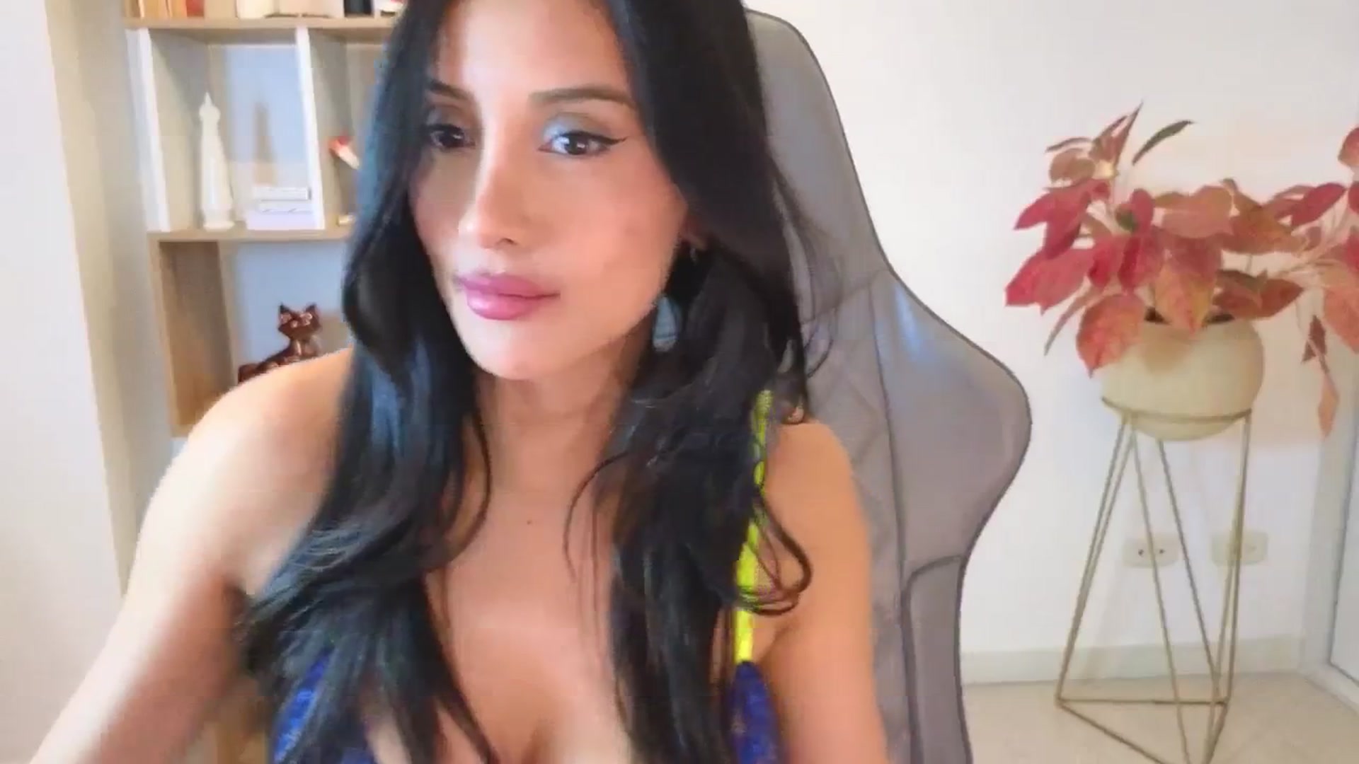 Gallery image thumbnail from PaulaFer's myfreecams stream on, 04/19/2026, 03:45 image 2 of 20