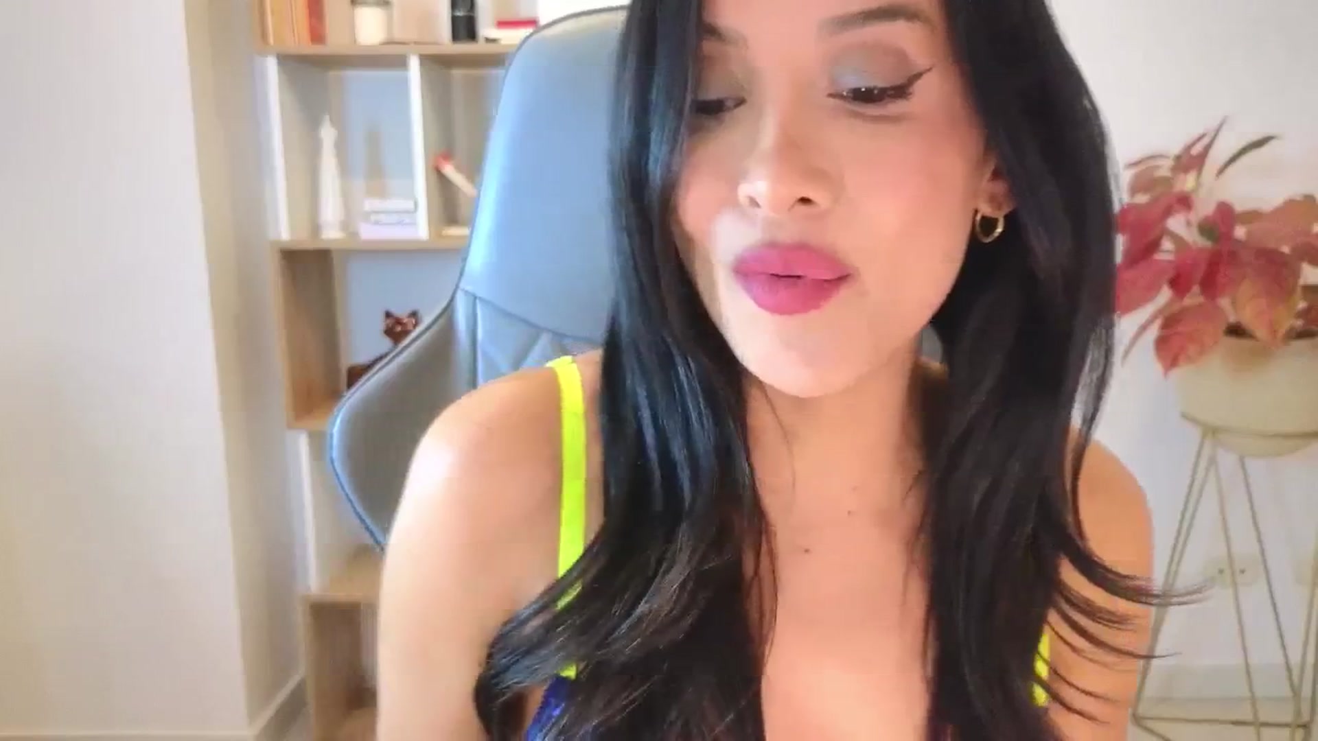 Gallery image thumbnail from PaulaFer's myfreecams stream on, 04/19/2026, 05:17 image 9 of 20