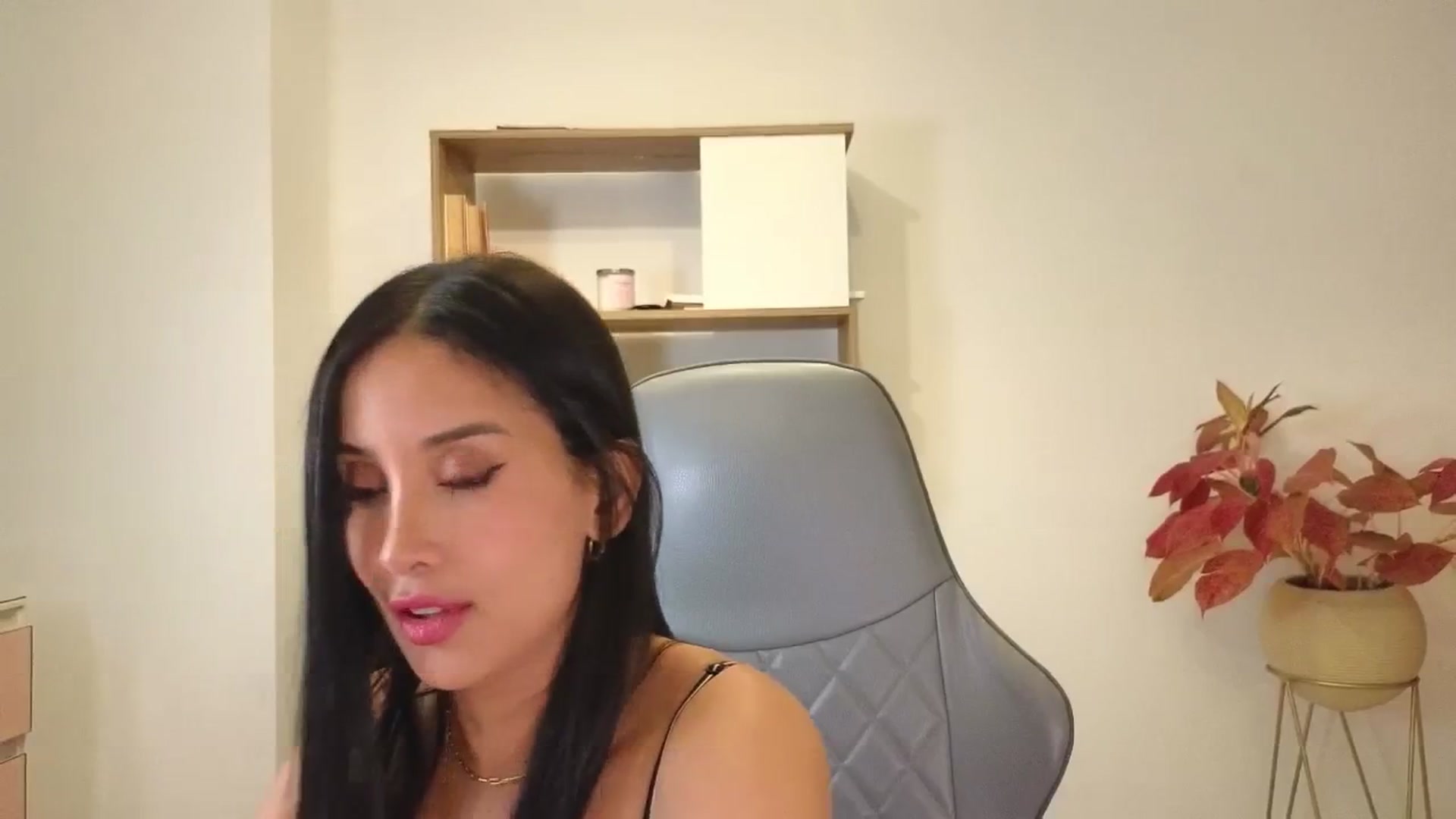 Gallery image thumbnail from PaulaFer's myfreecams stream on, 05/03/2026, 07:00 image 12 of 20