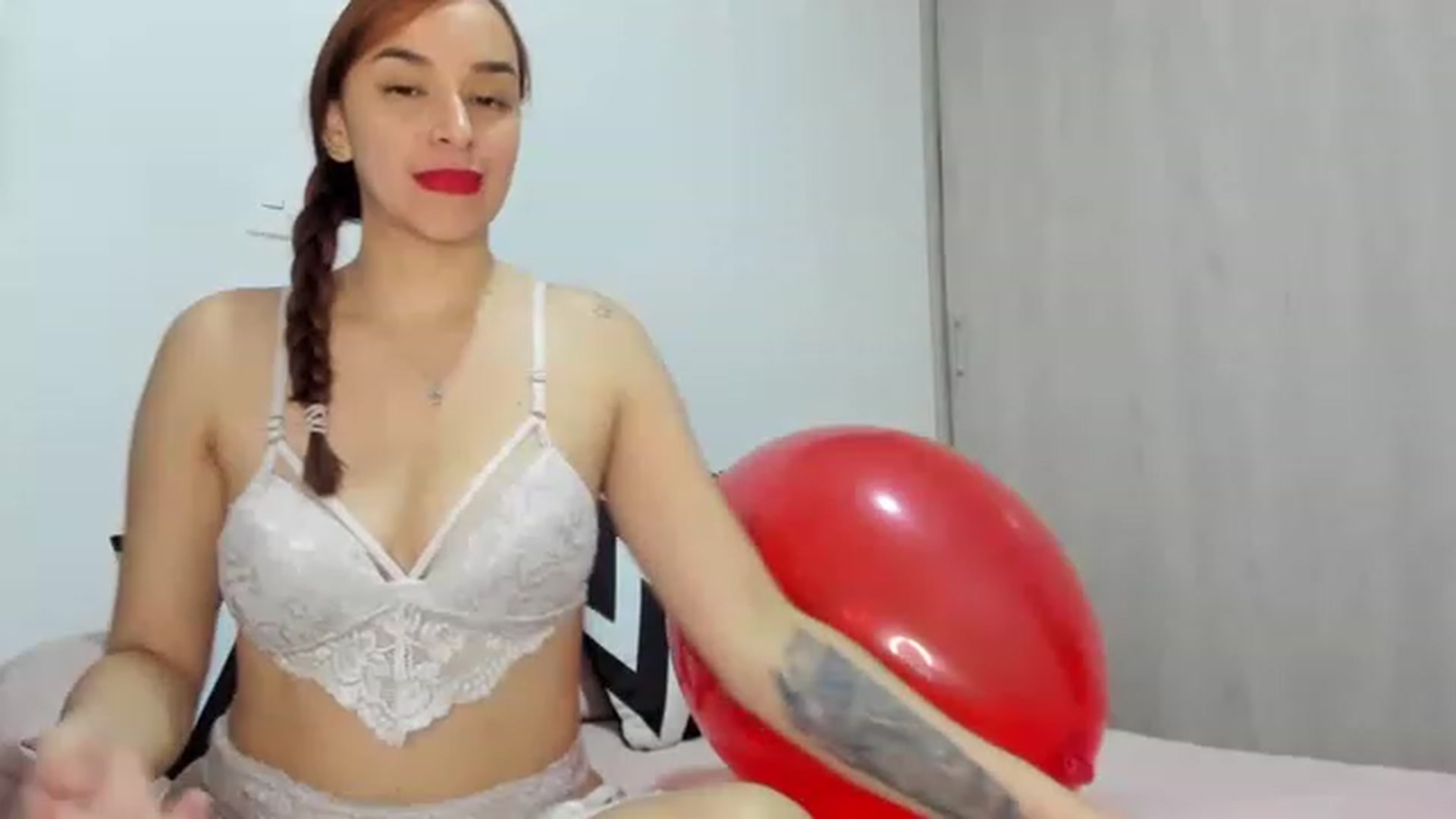 Gallery image thumbnail from PaulinaSoler's myfreecams stream on, 12/28/2022, 02:07 image 11 of 20