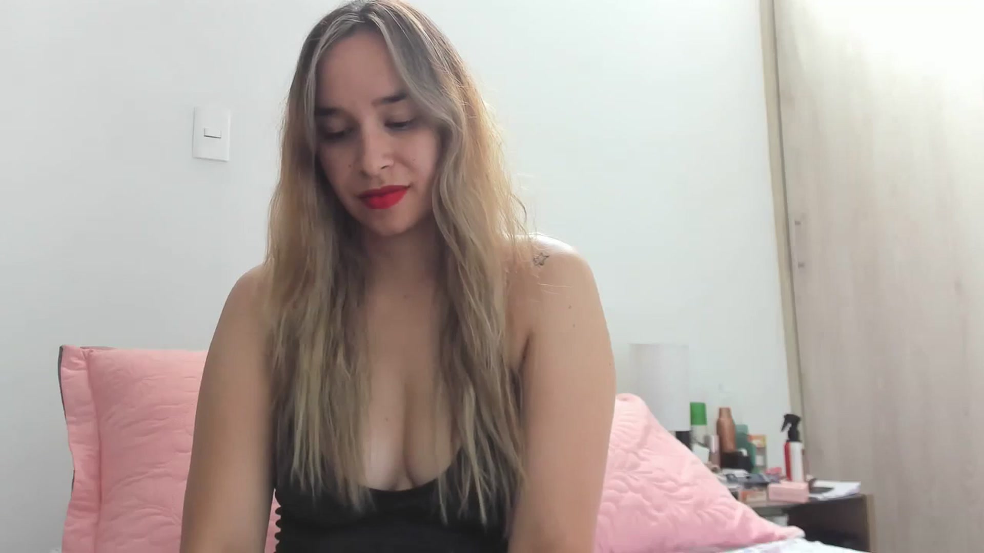 Gallery image thumbnail from PaulinaSoler's myfreecams stream on, 10/12/2023, 17:11 image 6 of 20