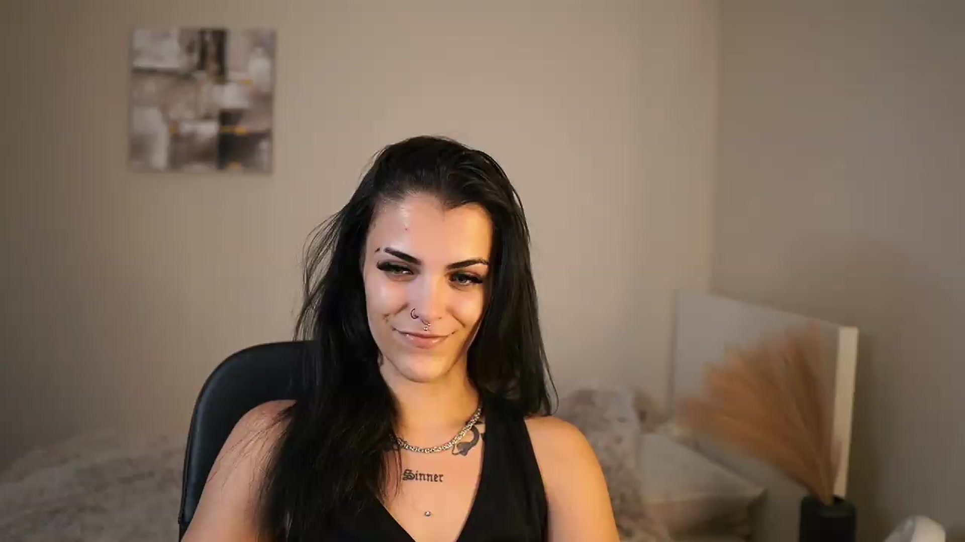 Gallery image thumbnail from Pauline_2005's myfreecams stream on, 06/14/2026, 13:19 image 13 of 20