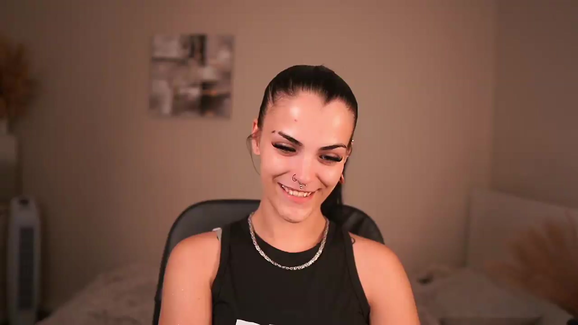Gallery image thumbnail from Pauline_2005's myfreecams stream on, 06/16/2026, 14:05 image 12 of 20