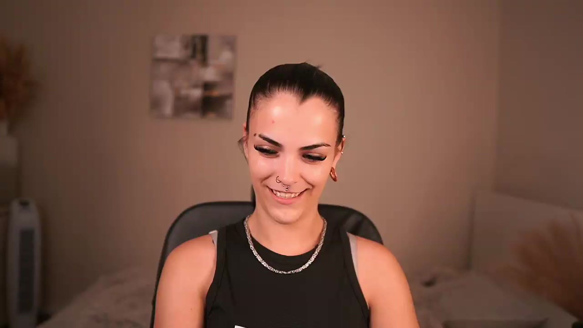 Gallery image thumbnail from Pauline_2005's myfreecams stream on, 06/16/2026, 14:05 image 10 of 20