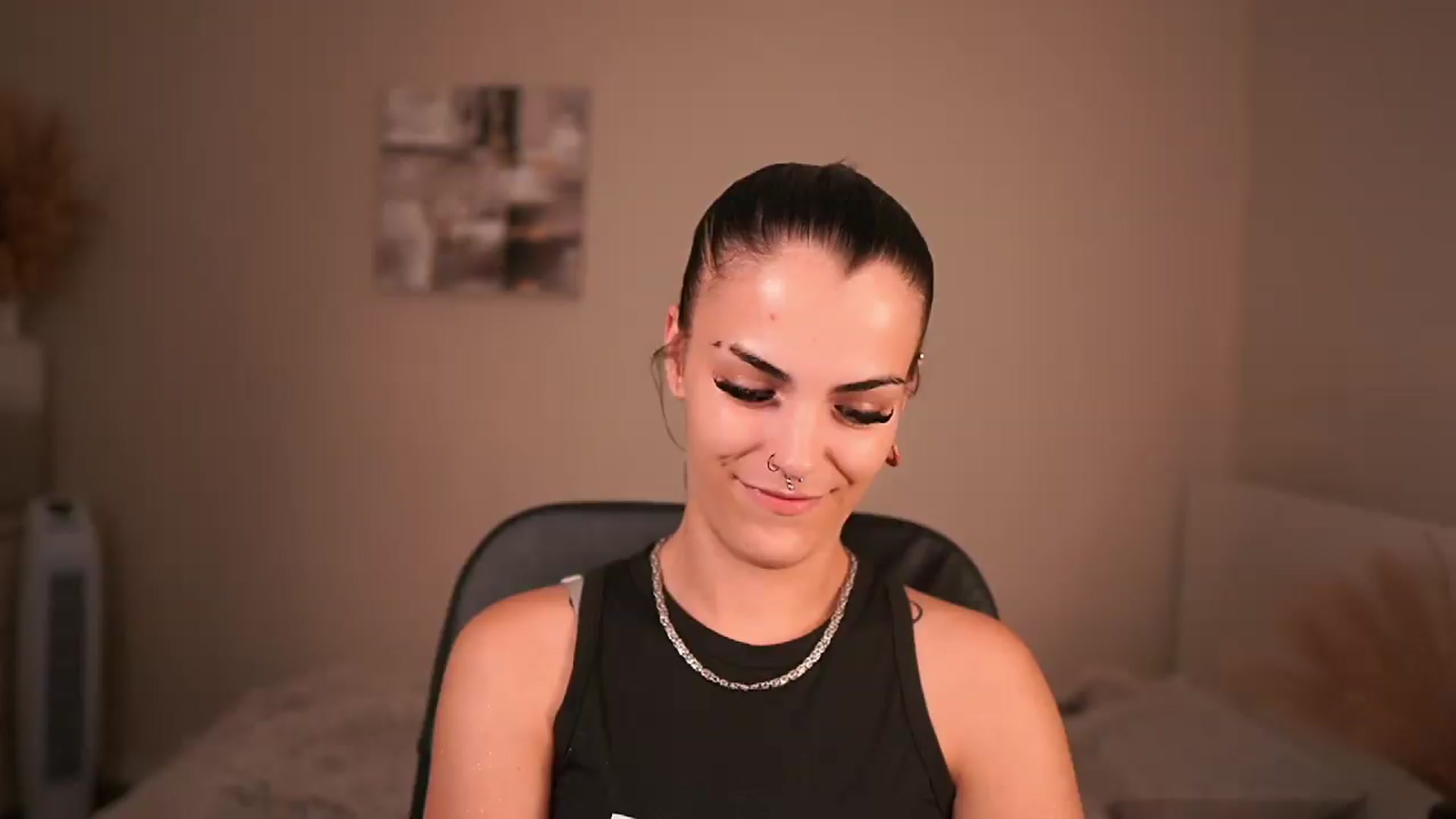 Gallery image thumbnail from Pauline_2005's myfreecams stream on, 06/16/2026, 14:05 image 15 of 20