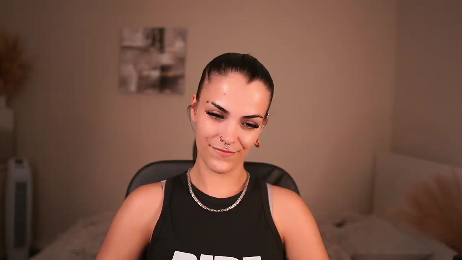 Gallery image thumbnail from Pauline_2005's myfreecams stream on, 06/16/2026, 14:05 image 9 of 20