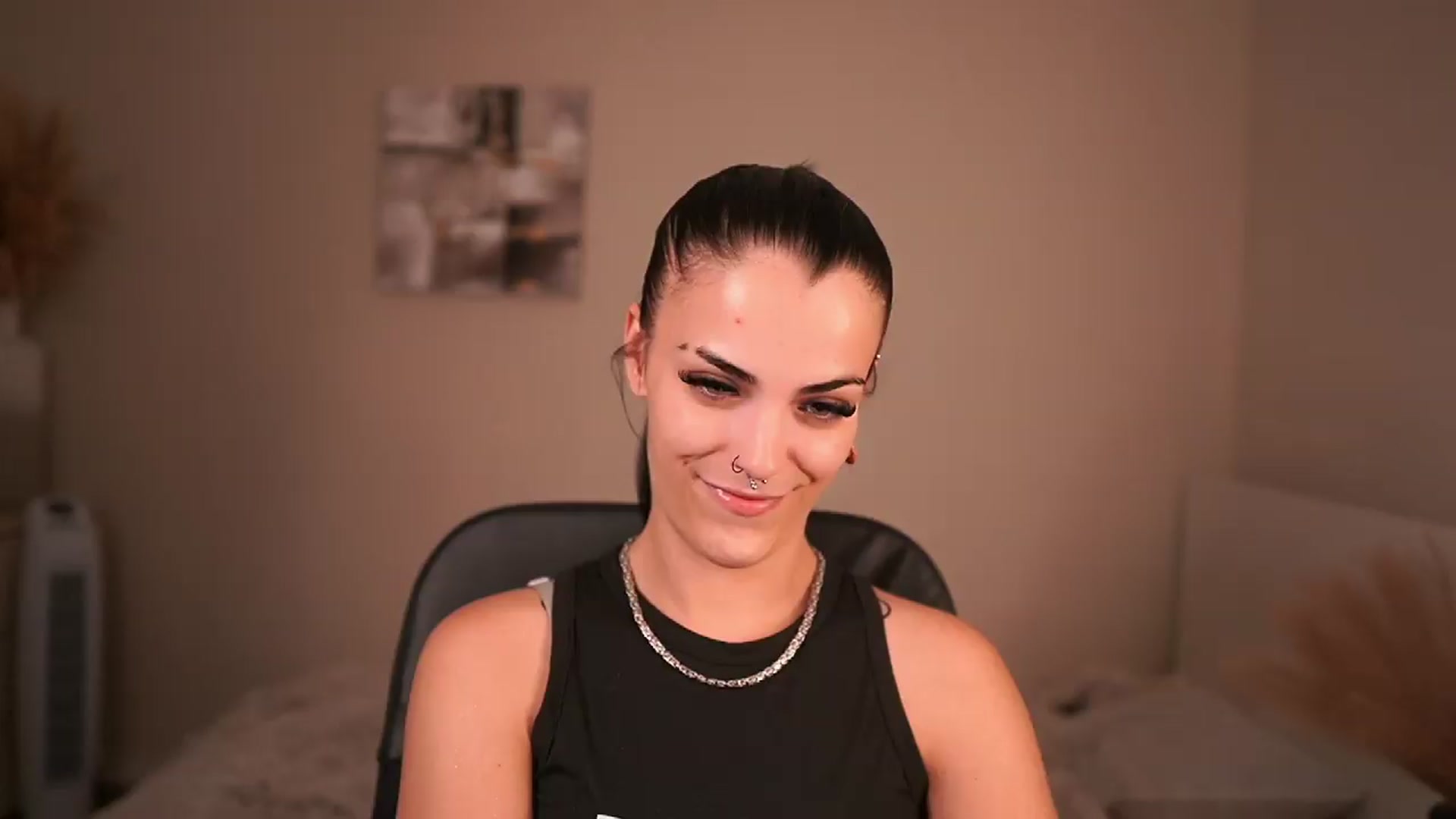 Gallery image thumbnail from Pauline_2005's myfreecams stream on, 06/16/2026, 14:05 image 13 of 20
