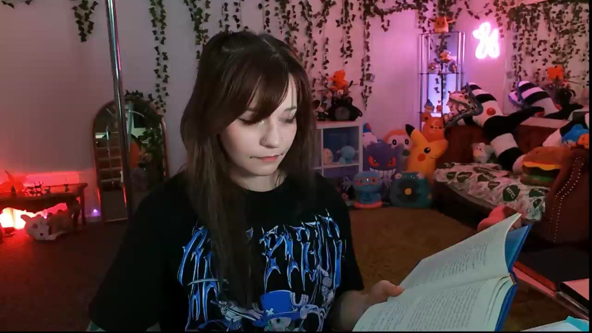 Gallery image thumbnail from Pawmira's myfreecams stream on, 07/10/2026, 20:17 image 4 of 20