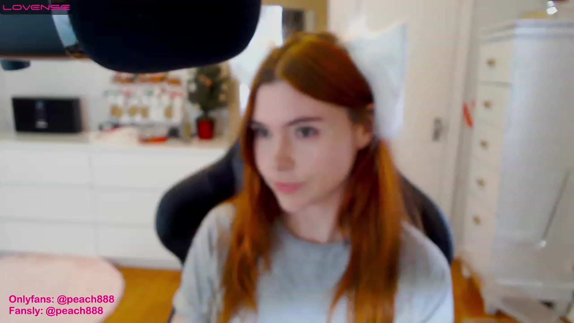Gallery image thumbnail from Peach888's myfreecams stream on, 12/04/2022, 18:42 image 3 of 20