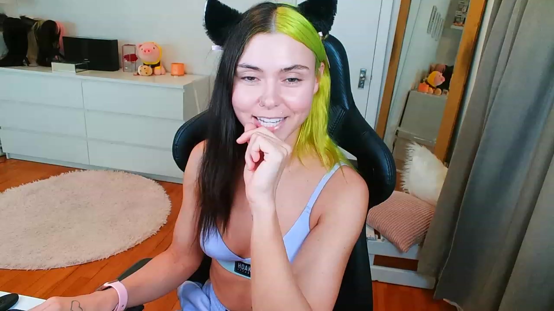 Gallery image thumbnail from Peach888's myfreecams stream on, 06/07/2023, 19:46 image 4 of 20