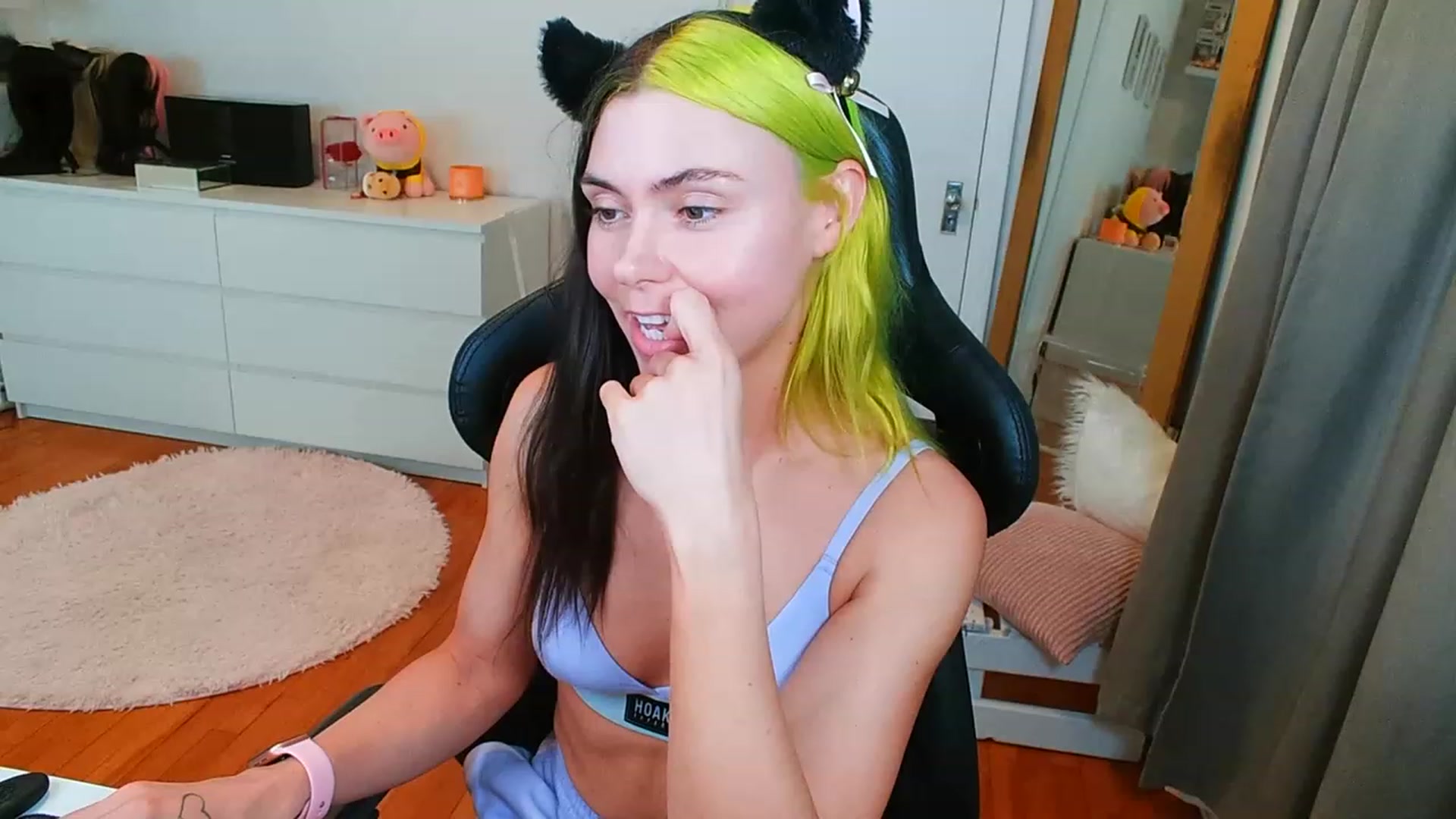 Gallery image thumbnail from Peach888's myfreecams stream on, 06/07/2023, 19:46 image 3 of 20