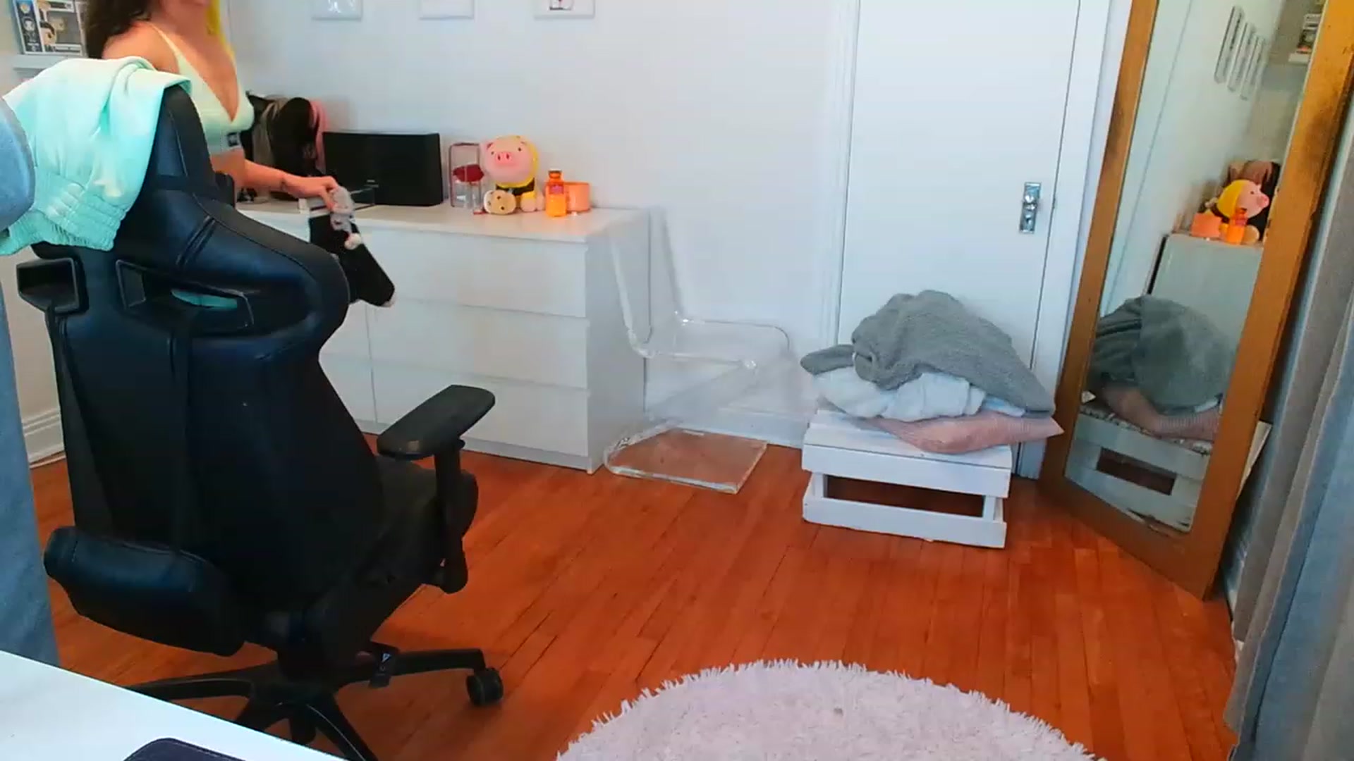 Gallery image thumbnail from Peach888's myfreecams stream on, 06/08/2023, 15:04 image 15 of 20