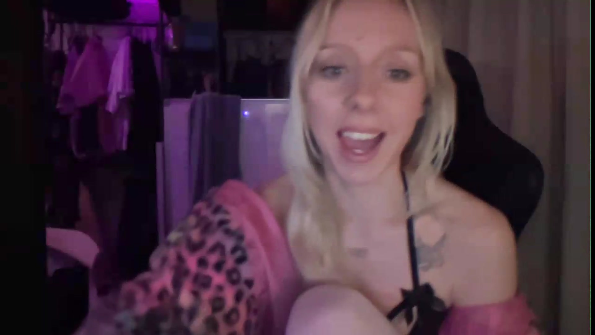 Gallery image thumbnail from PeachHaze's myfreecams stream on, 08/14/2026, 10:25 image 19 of 20