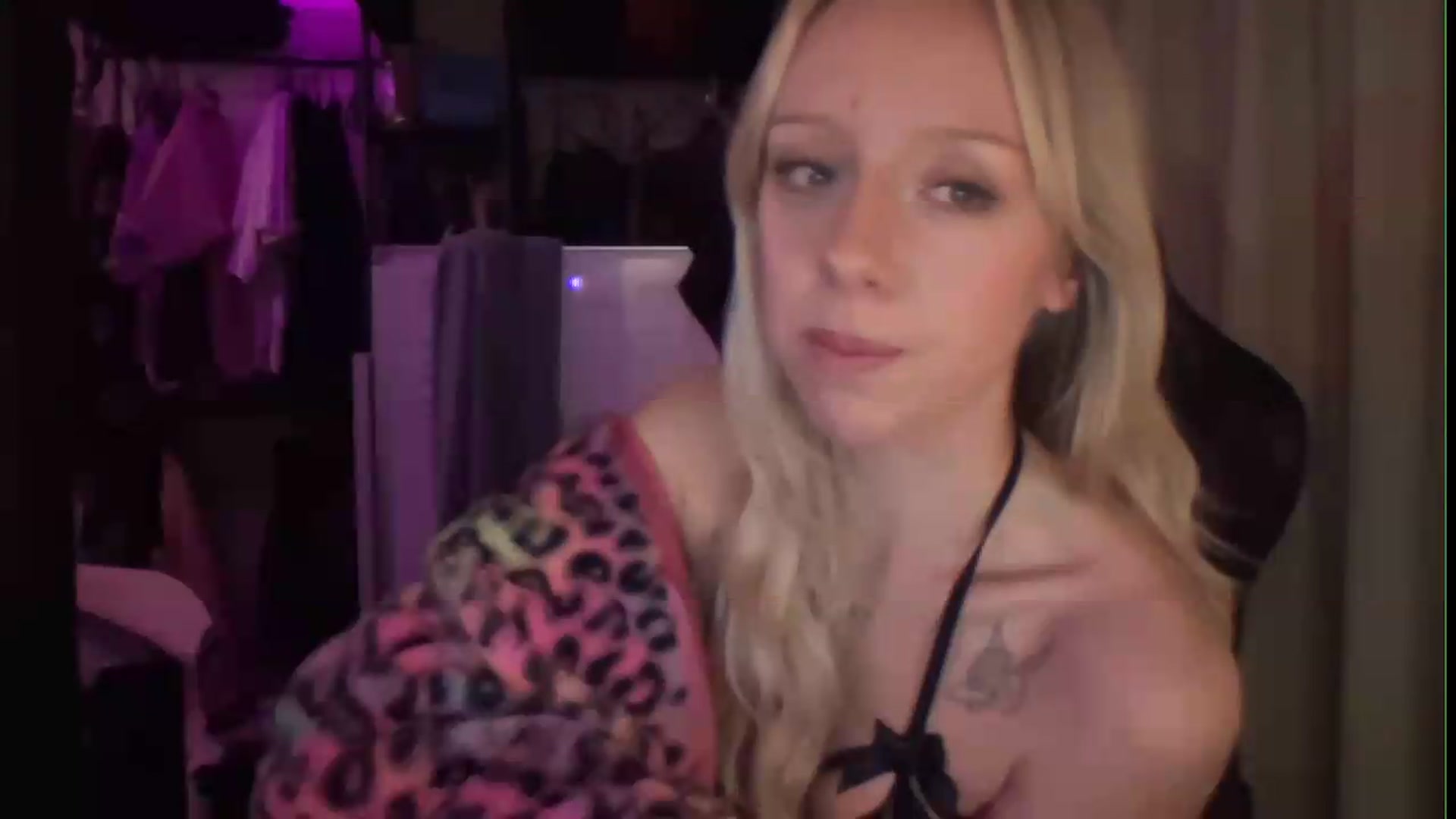 Gallery image thumbnail from PeachHaze's myfreecams stream on, 08/14/2026, 10:25 image 7 of 20