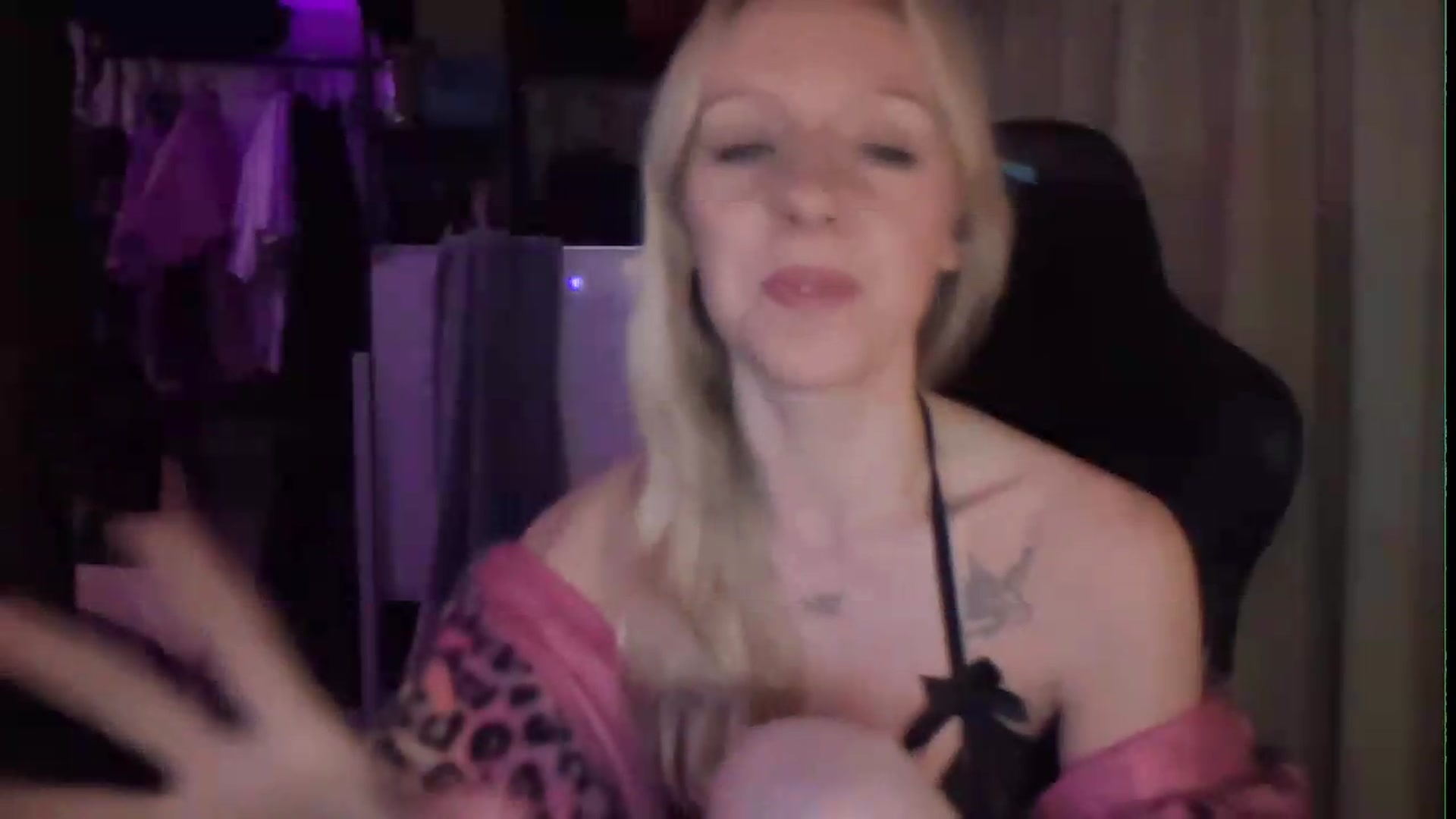 Gallery image thumbnail from PeachHaze's myfreecams stream on, 08/14/2026, 10:25 image 6 of 20