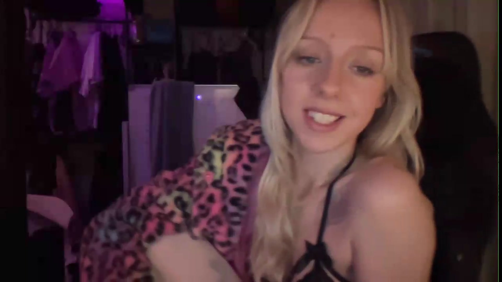 Gallery image thumbnail from PeachHaze's myfreecams stream on, 08/14/2026, 10:25 image 11 of 20