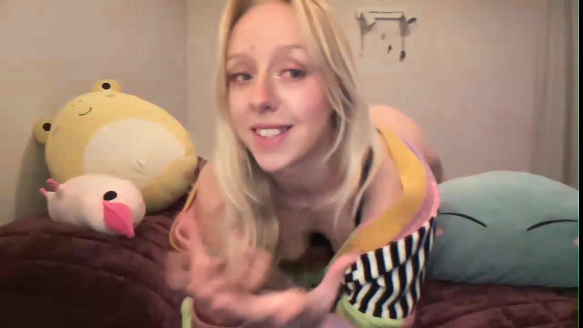 Gallery image thumbnail from PeachHaze's myfreecams stream on, 08/16/2026, 10:07 image 14 of 20