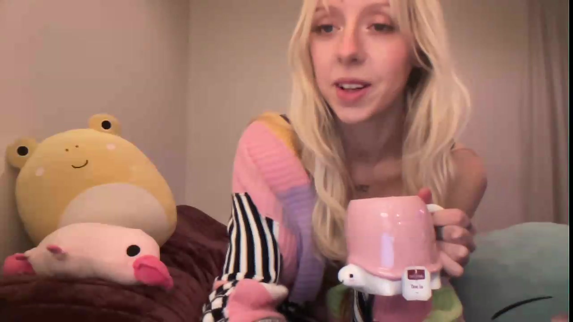 Gallery image thumbnail from PeachHaze's myfreecams stream on, 08/16/2026, 10:07 image 2 of 20