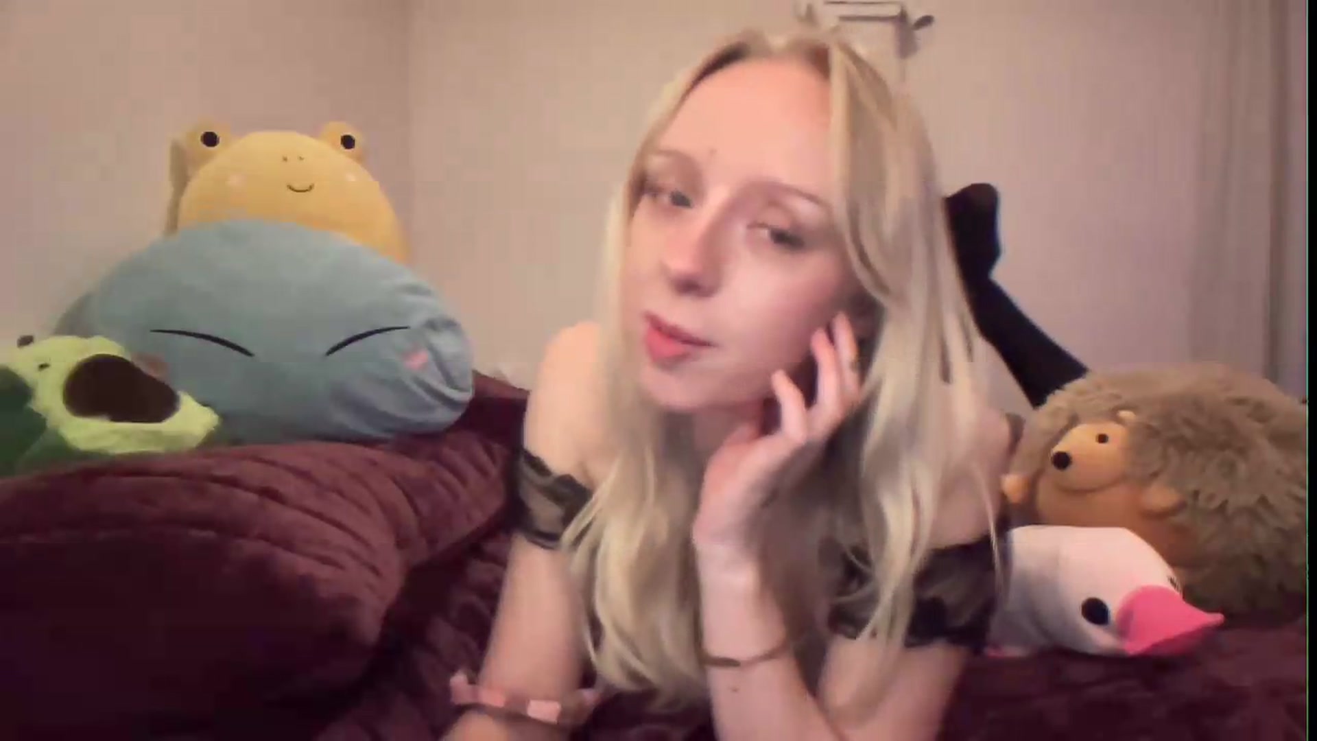 Gallery image thumbnail from PeachHaze's myfreecams stream on, 08/19/2026, 11:34 image 16 of 20