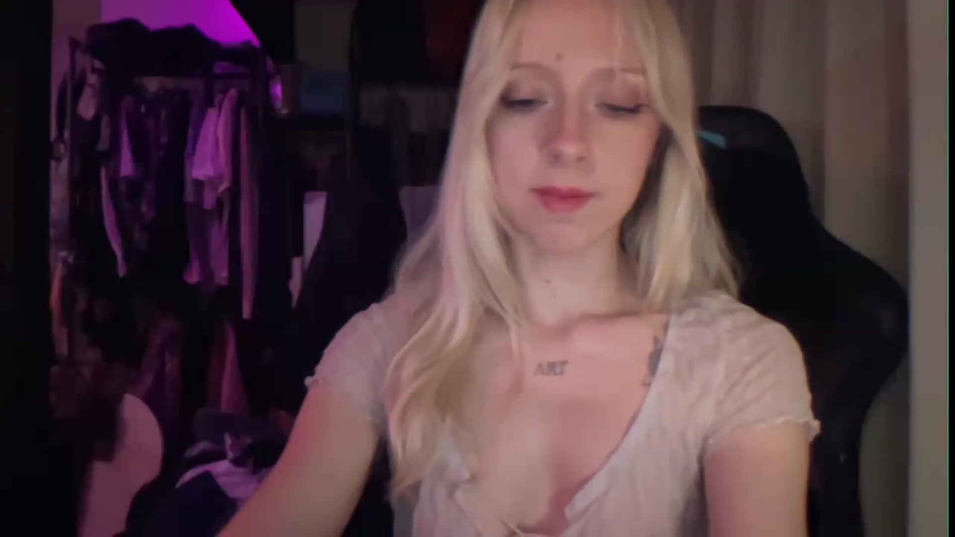 Gallery image thumbnail from PeachHaze's myfreecams stream on, 08/21/2026, 11:22 image 19 of 20