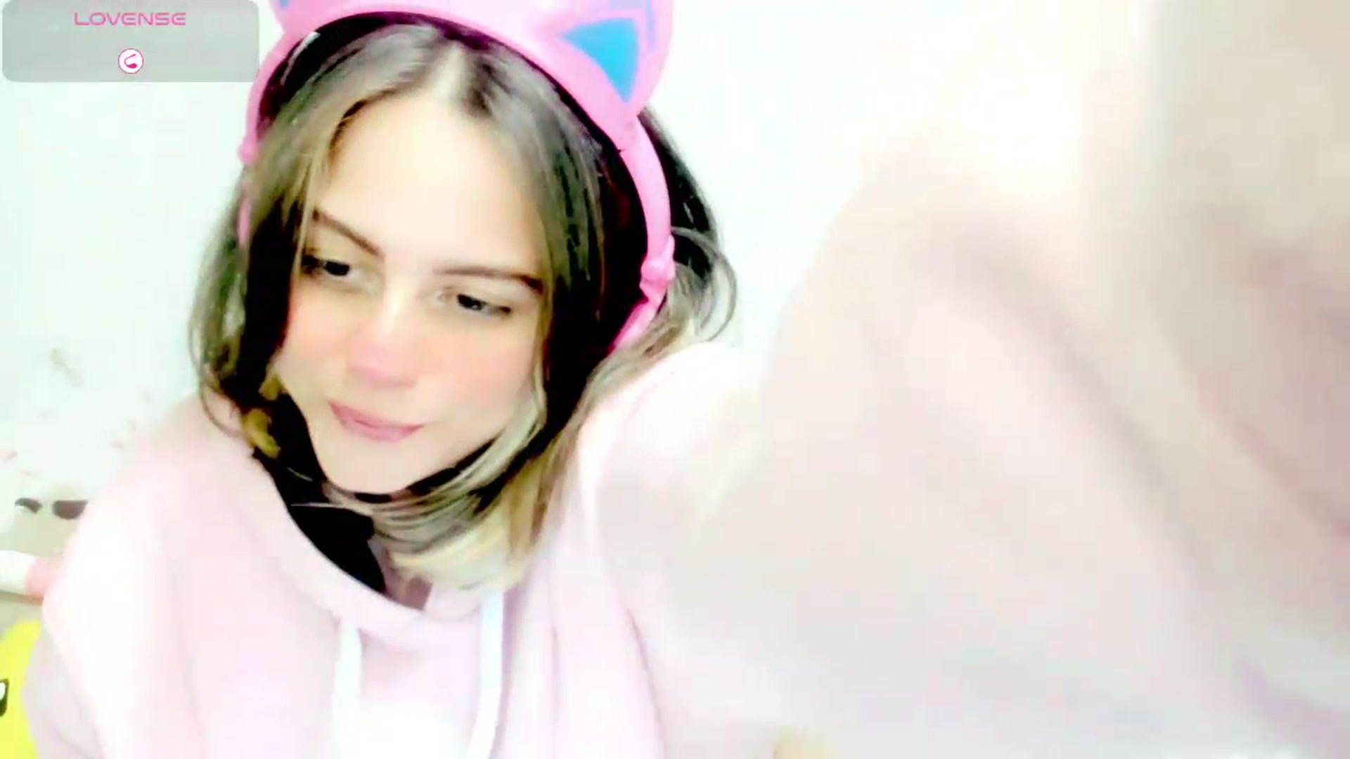 Gallery image thumbnail from PeachyBlade's myfreecams stream on, 08/30/2026, 24:45 image 2 of 20