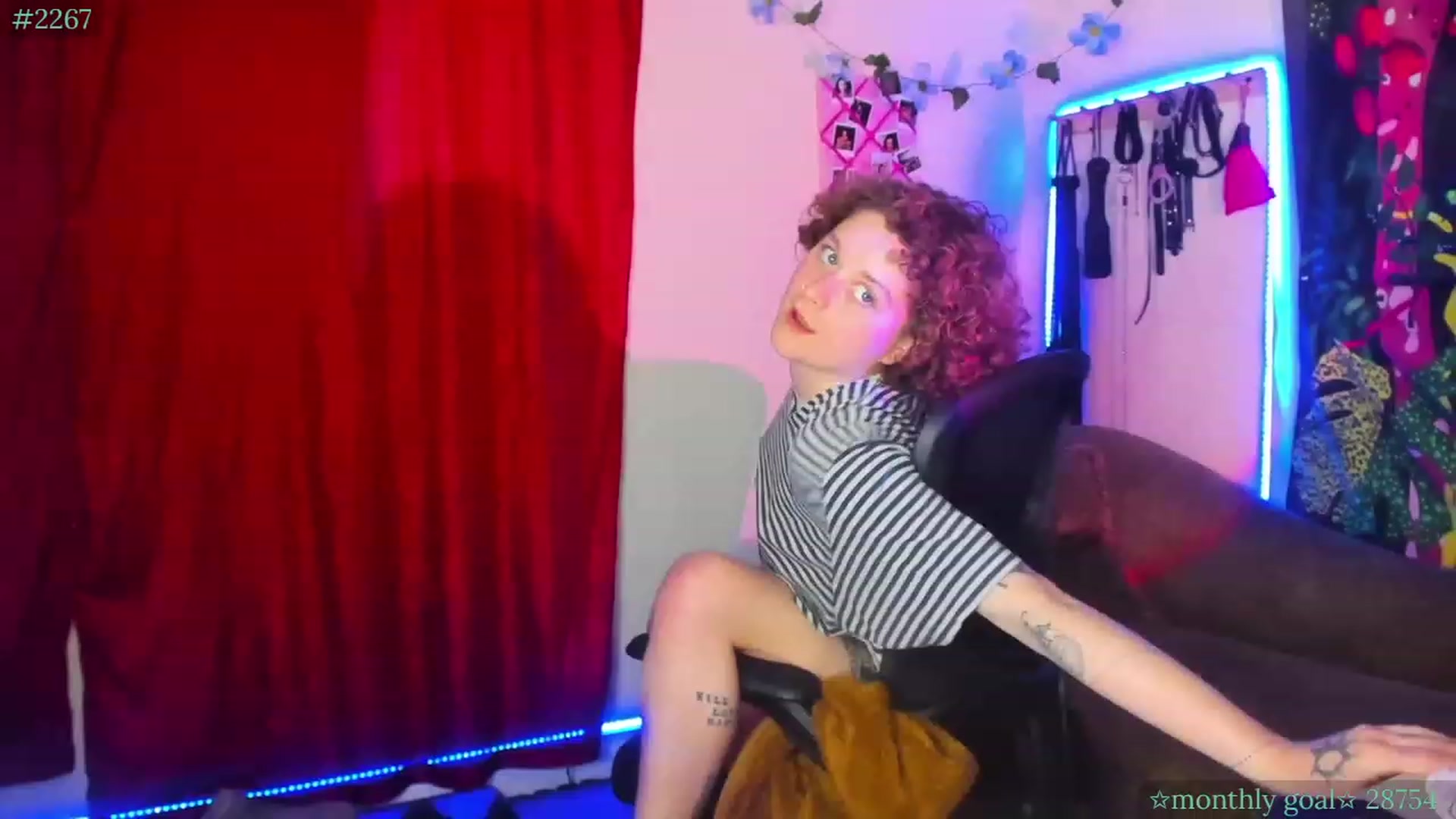 Gallery image thumbnail from PeachyQueen_'s myfreecams stream on, 08/23/2023, 23:11 image 17 of 20