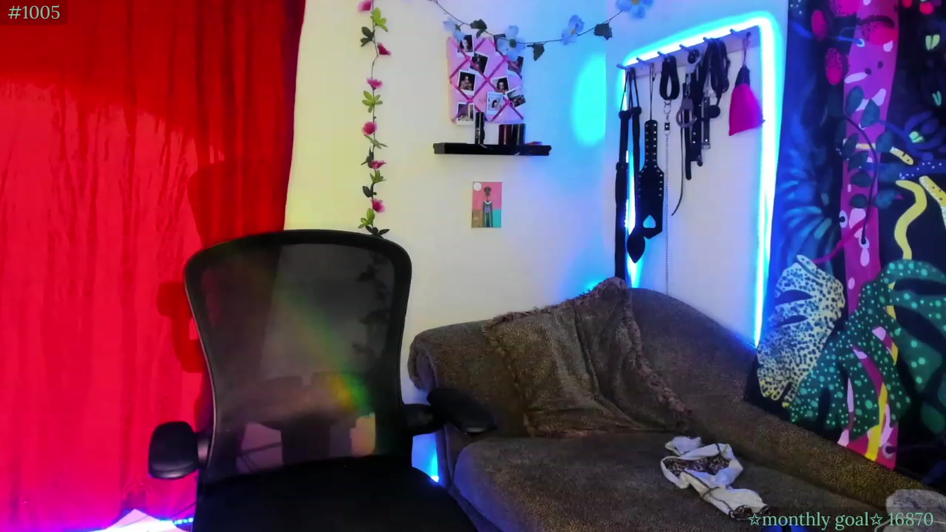 Gallery image thumbnail from PeachyQueen_'s myfreecams stream on, 09/13/2023, 07:33 image 7 of 20