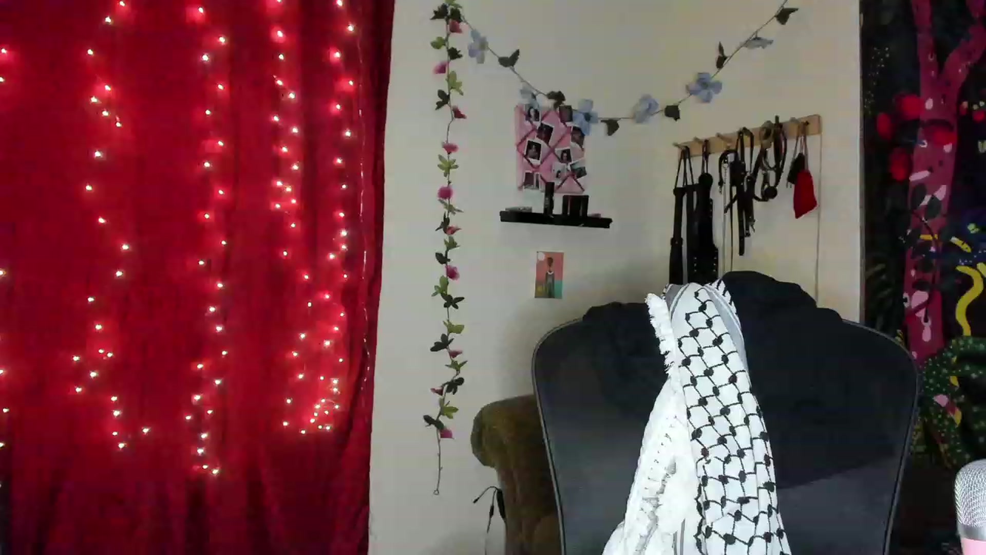 Gallery image thumbnail from PeachyQueen_'s myfreecams stream on, 11/13/2023, 06:37 image 14 of 20