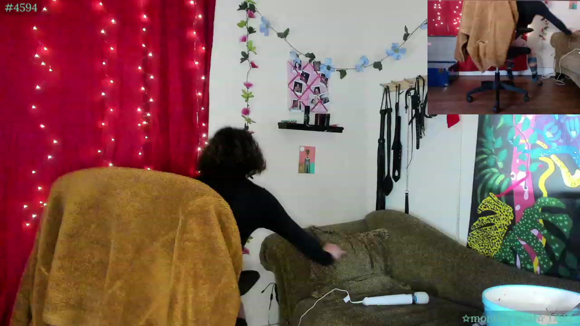 Gallery image thumbnail from PeachyQueen_'s myfreecams stream on, 11/21/2023, 20:40 image 4 of 20