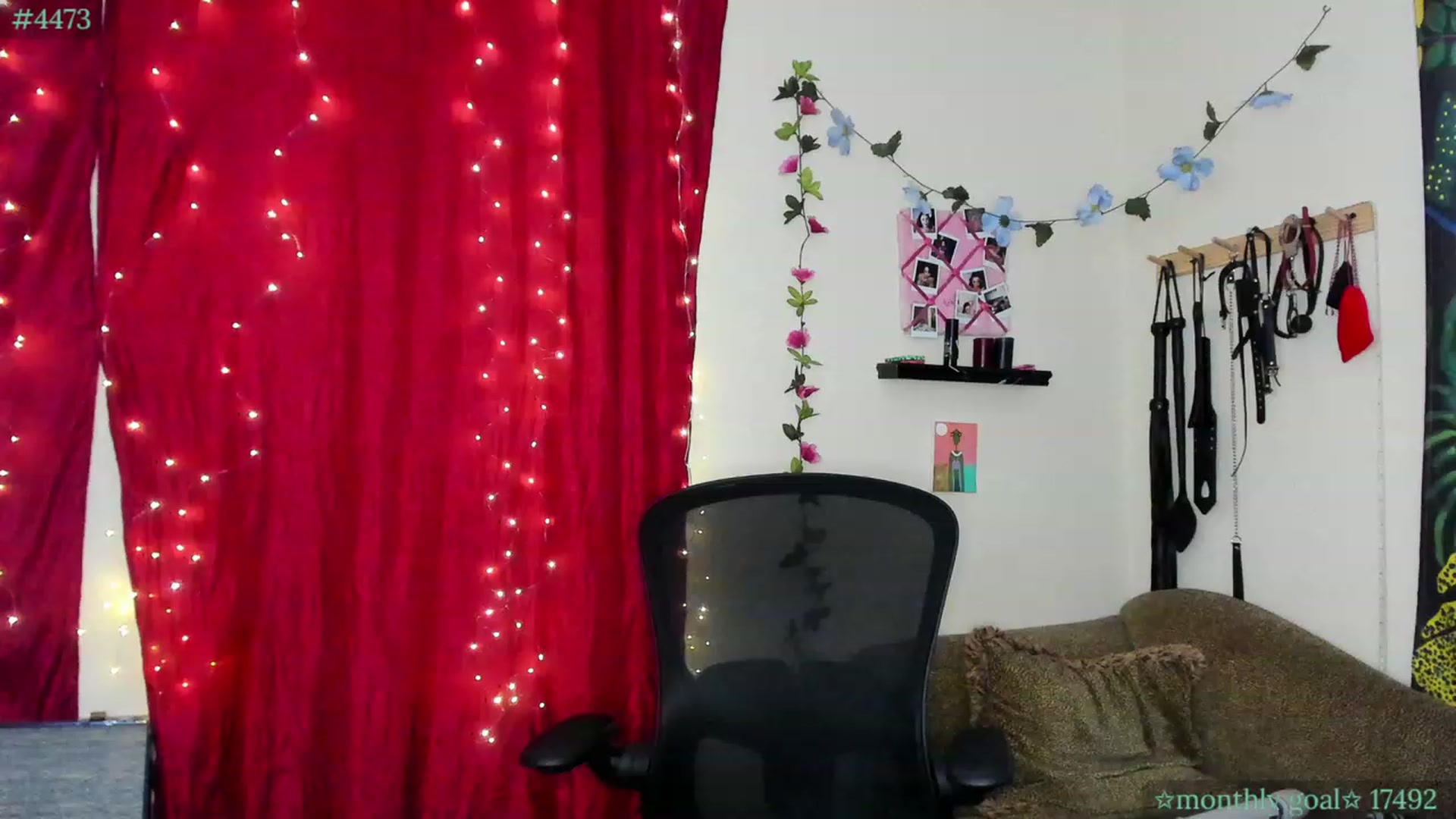 Gallery image thumbnail from PeachyQueen_'s myfreecams stream on, 11/22/2023, 20:09 image 2 of 20