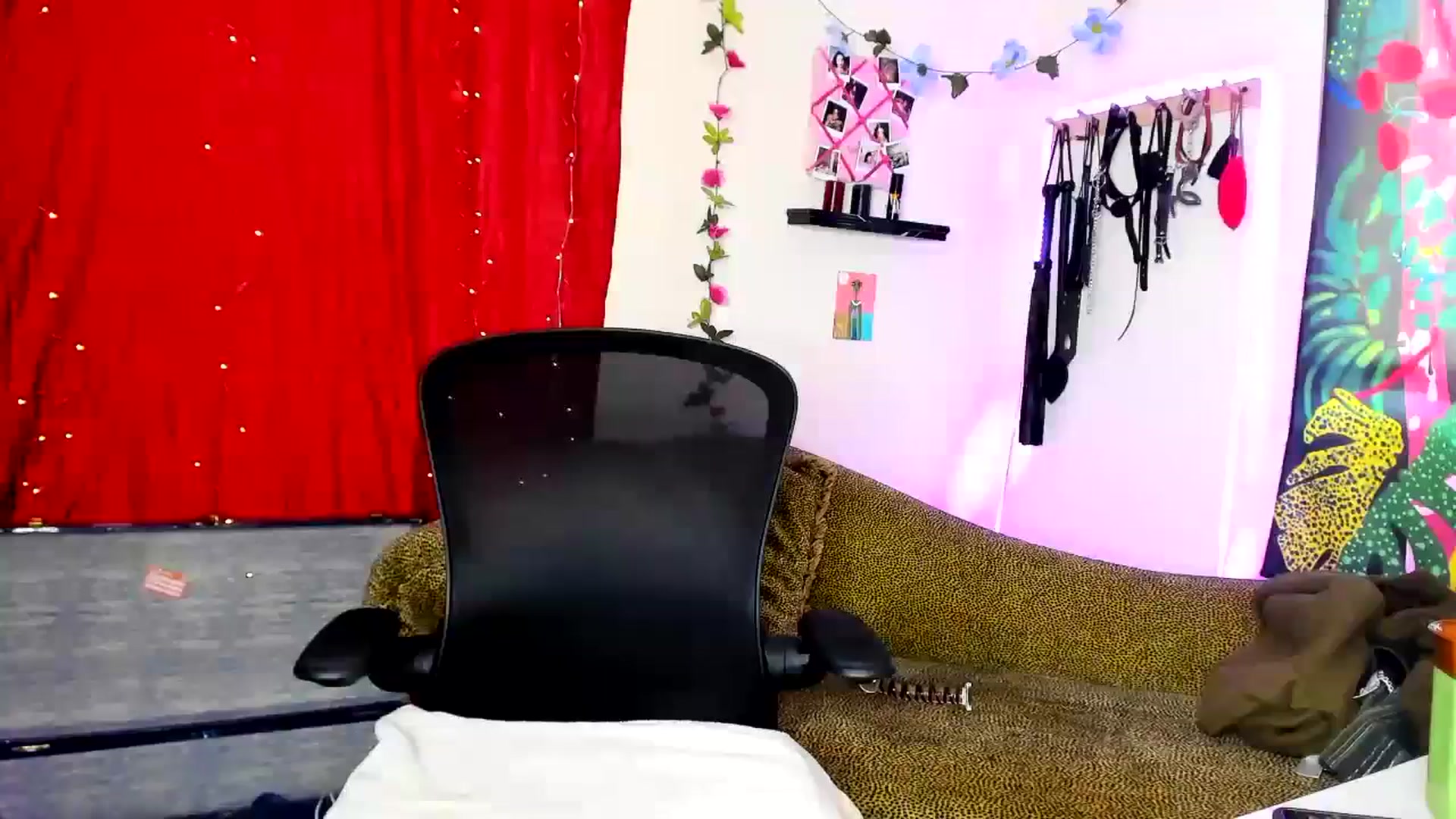 Gallery image thumbnail from PeachyQueen_'s myfreecams stream on, 01/23/2024, 21:10 image 2 of 20