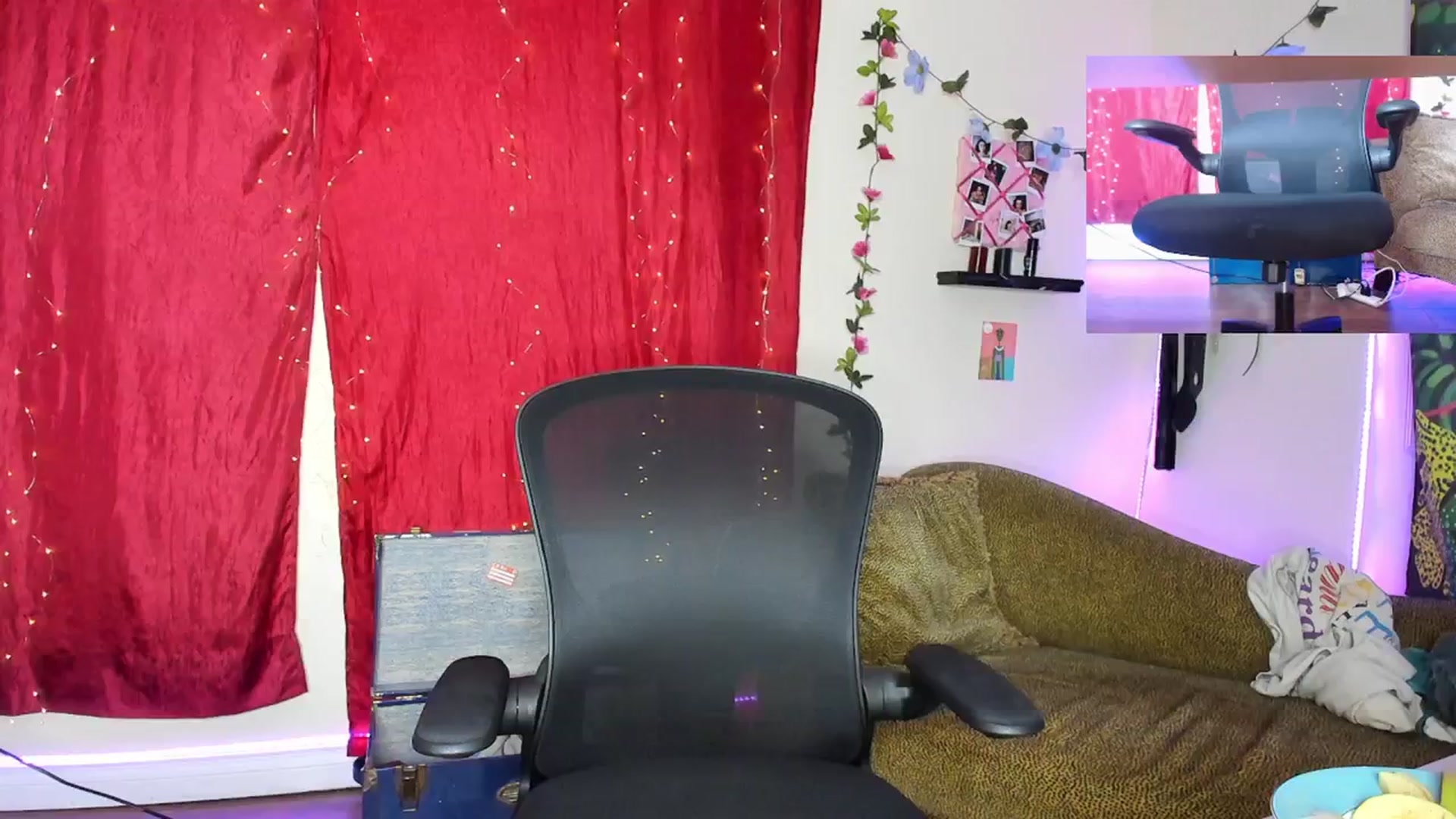 Gallery image thumbnail from PeachyQueen_'s myfreecams stream on, 03/18/2024, 18:33 image 4 of 20