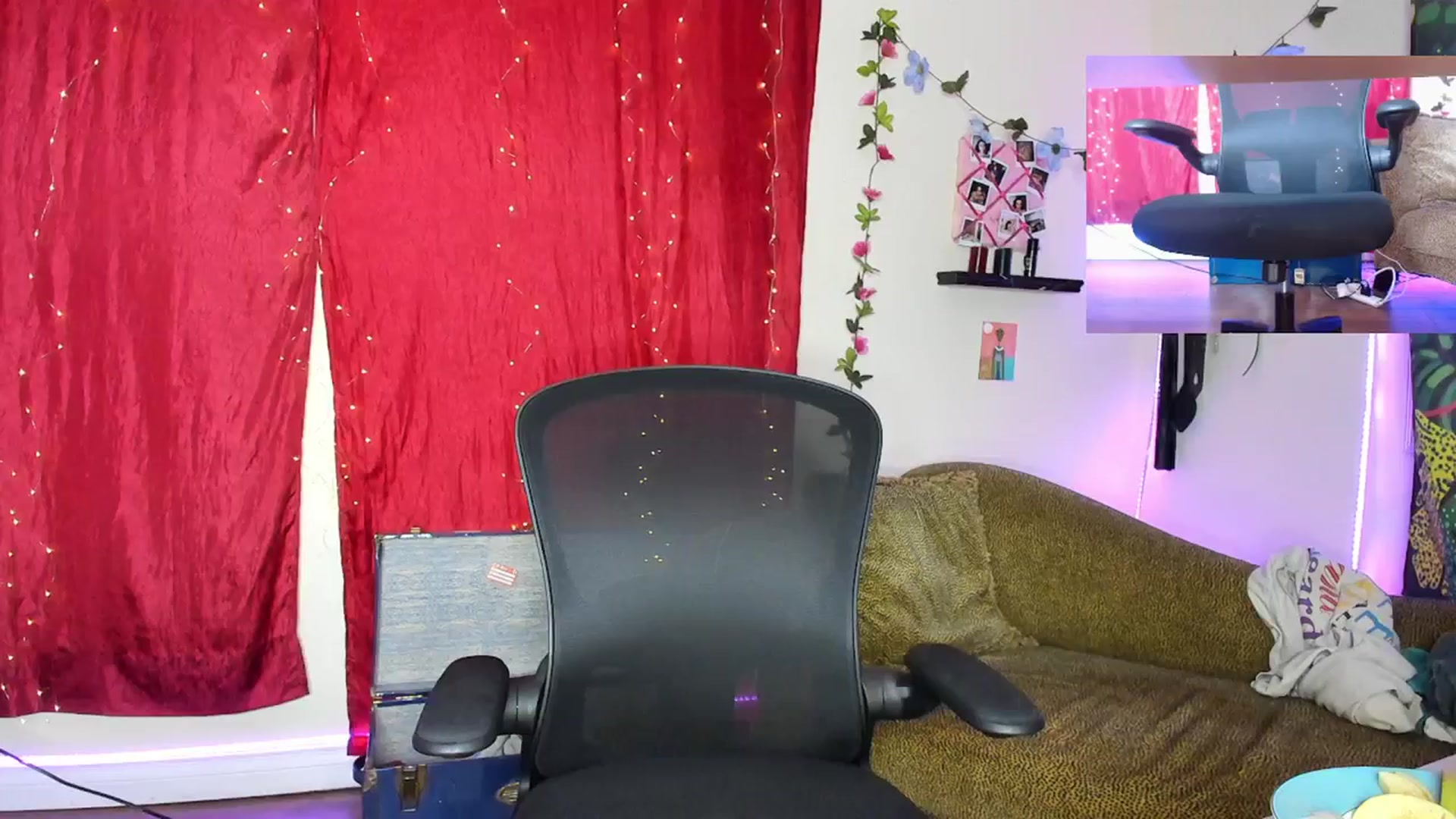 Gallery image thumbnail from PeachyQueen_'s myfreecams stream on, 03/18/2024, 18:33 image 5 of 20