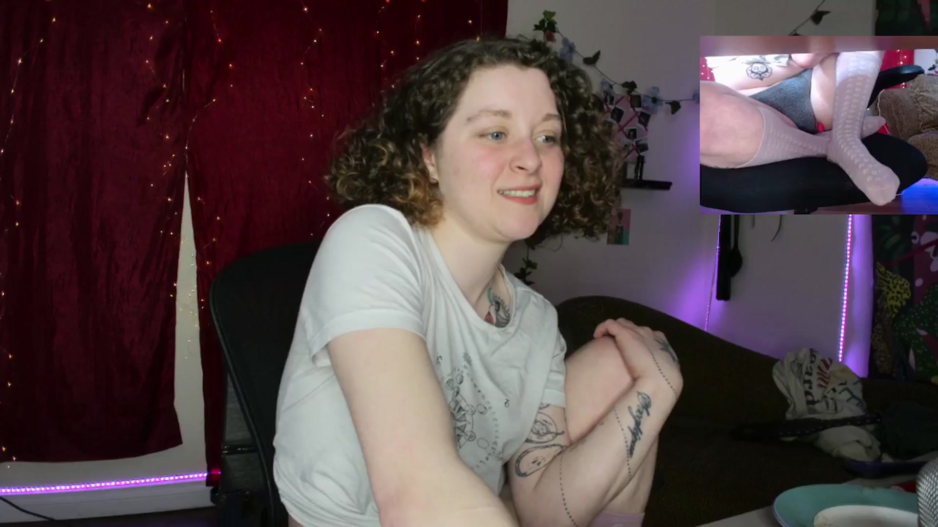 Gallery image thumbnail from PeachyQueen_'s myfreecams stream on, 03/18/2024, 19:51 image 4 of 20