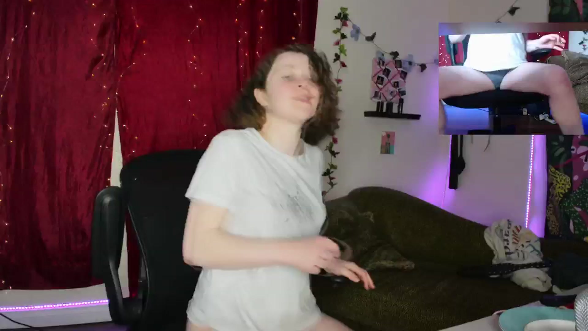 Gallery image thumbnail from PeachyQueen_'s myfreecams stream on, 03/18/2024, 19:51 image 11 of 20