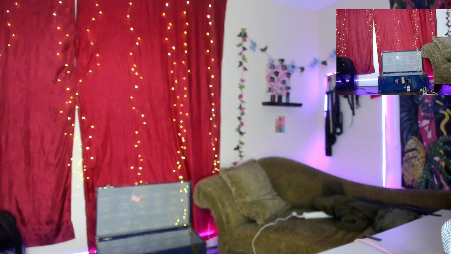 Gallery image thumbnail from PeachyQueen_'s myfreecams stream on, 03/27/2024, 05:42 image 16 of 20
