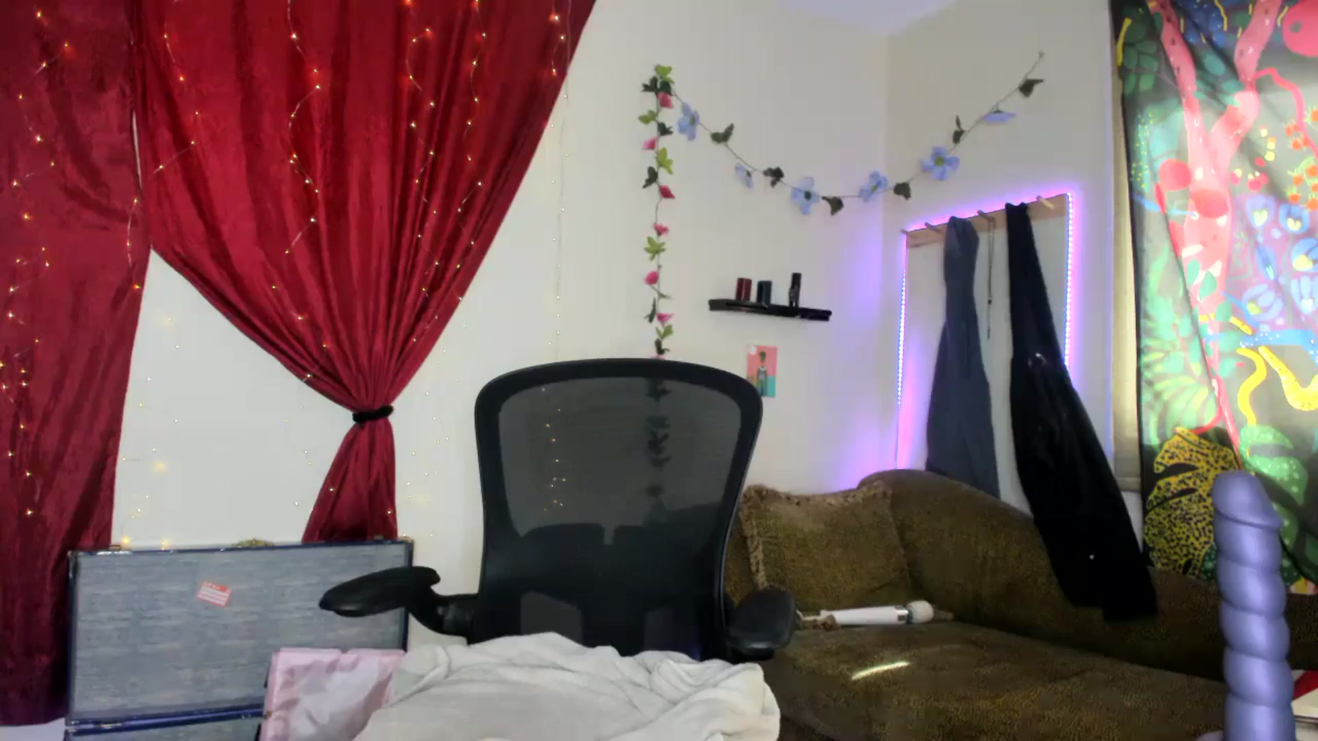 Gallery image thumbnail from PeachyQueen_'s myfreecams stream on, 06/15/2024, 15:40 image 16 of 20