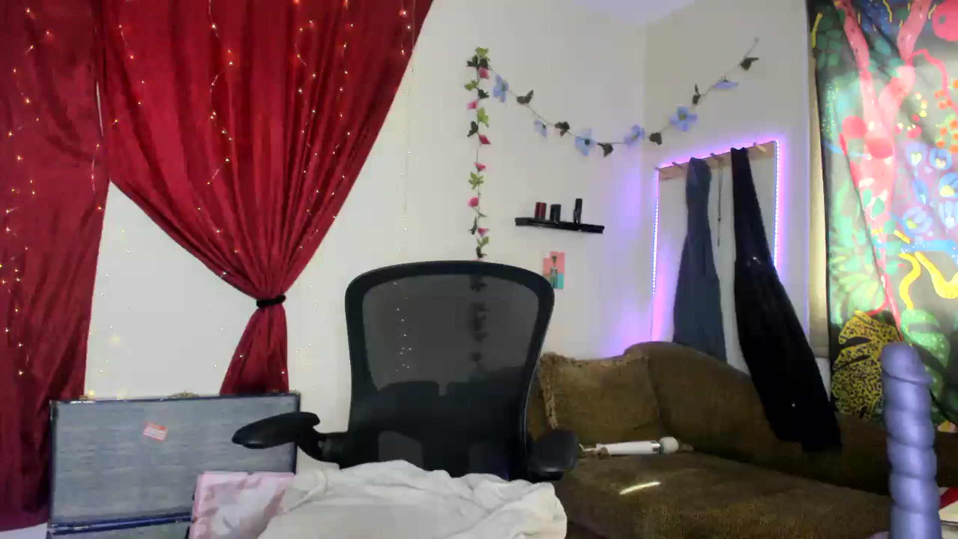 Gallery image thumbnail from PeachyQueen_'s myfreecams stream on, 06/15/2024, 15:40 image 15 of 20