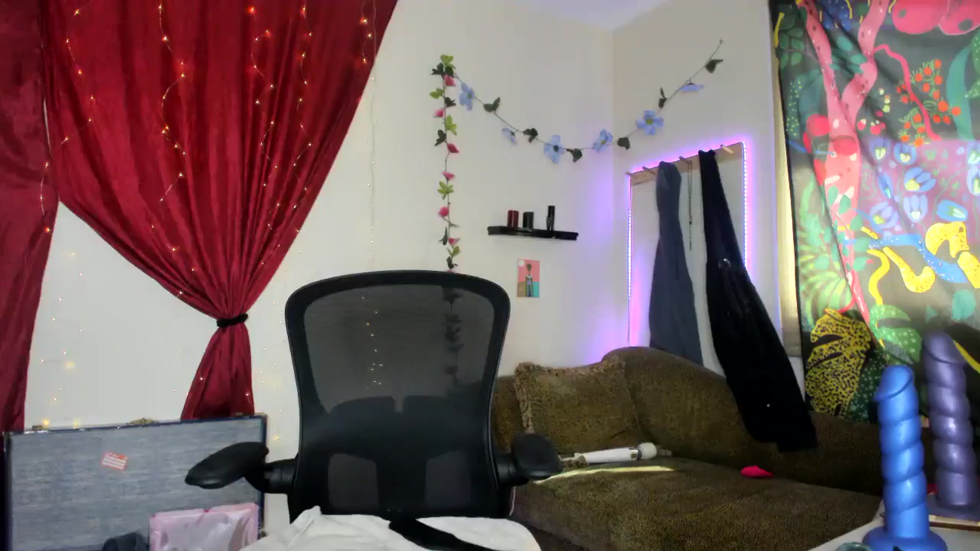 Gallery image thumbnail from PeachyQueen_'s myfreecams stream on, 06/15/2024, 16:47 image 17 of 20