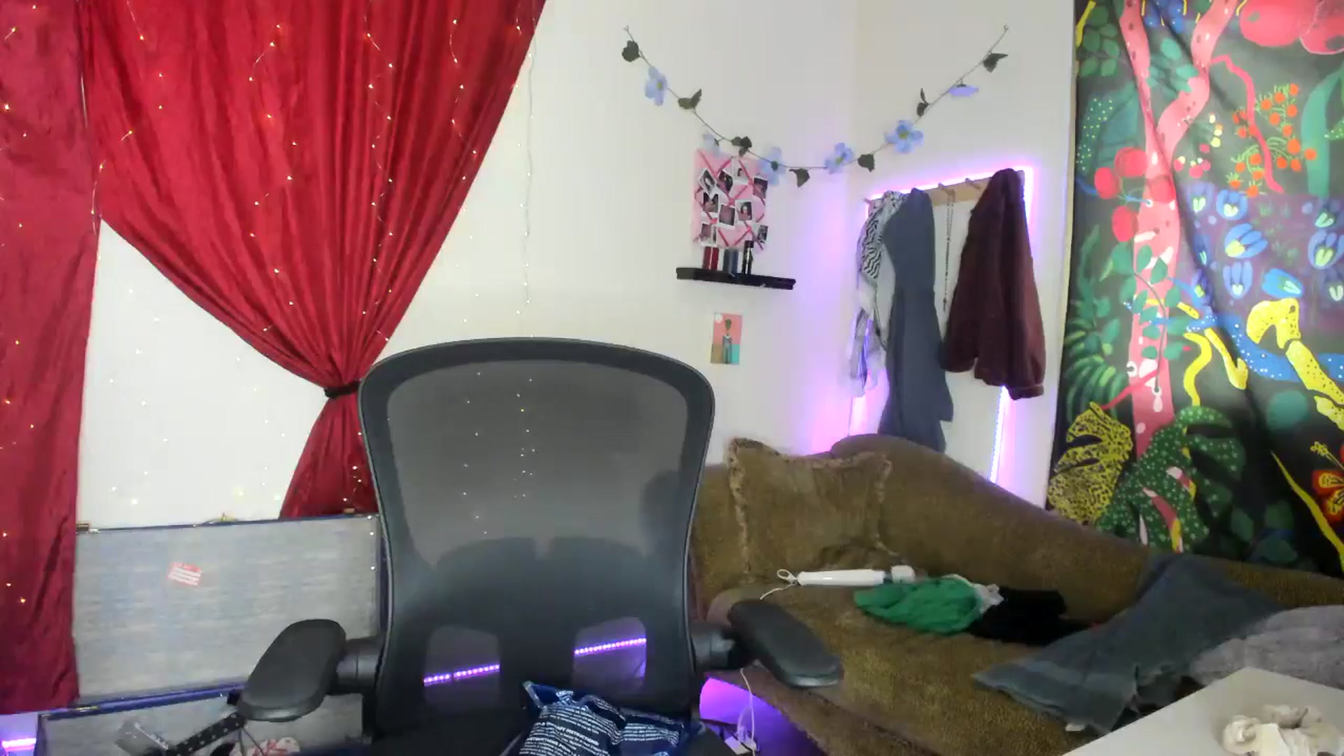 Gallery image thumbnail from PeachyQueen_'s myfreecams stream on, 07/17/2024, 20:40 image 17 of 20