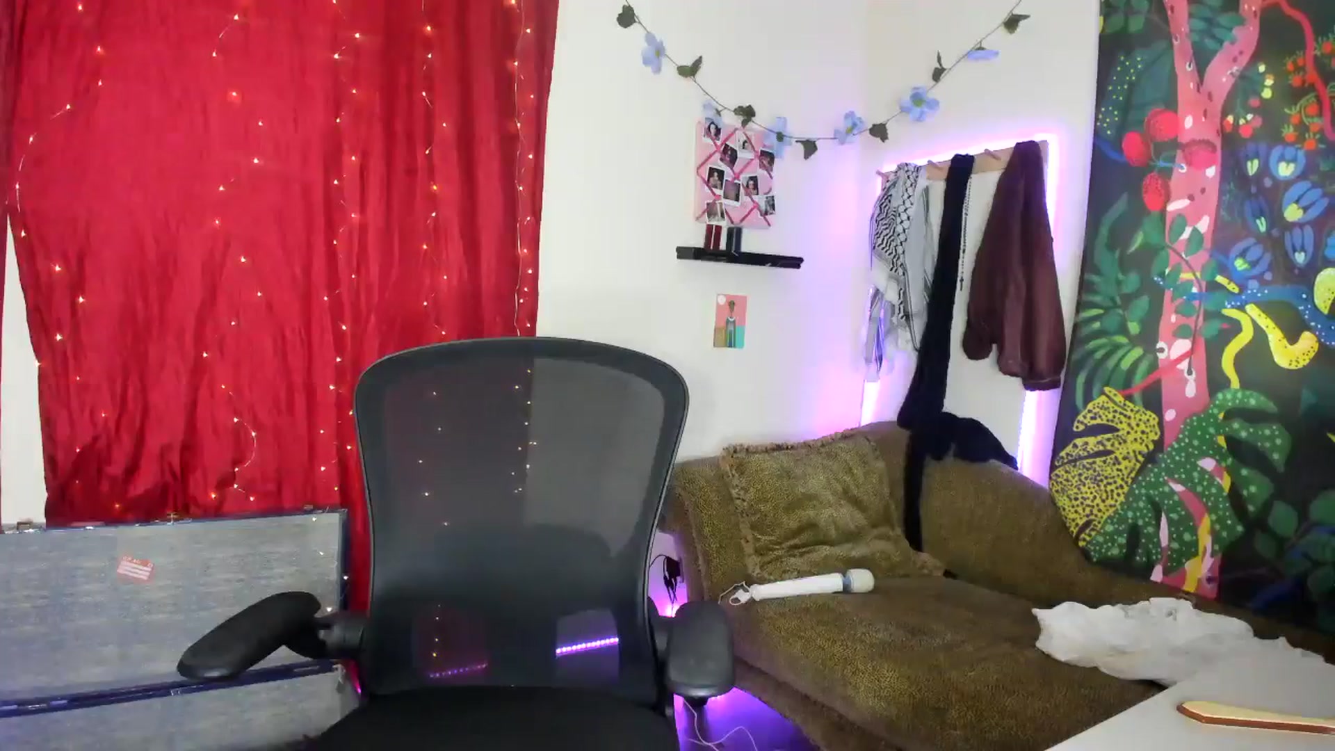 Gallery image thumbnail from PeachyQueen_'s myfreecams stream on, 07/31/2024, 22:04 image 3 of 20
