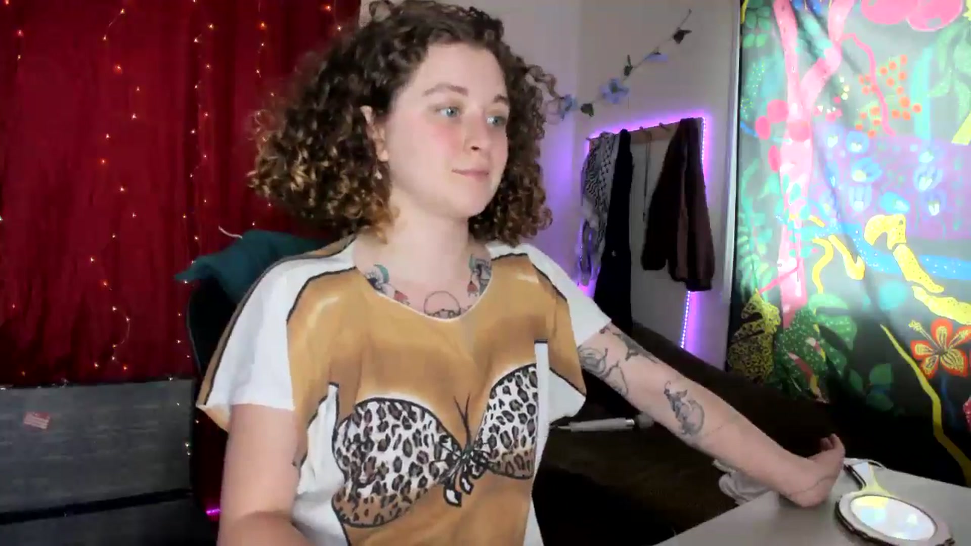 Gallery image thumbnail from PeachyQueen_'s myfreecams stream on, 08/06/2024, 19:25 image 7 of 20