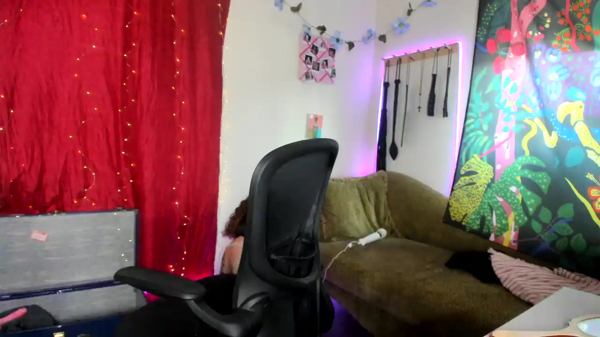 Gallery image thumbnail from PeachyQueen_'s myfreecams stream on, 08/12/2024, 20:51 image 10 of 20