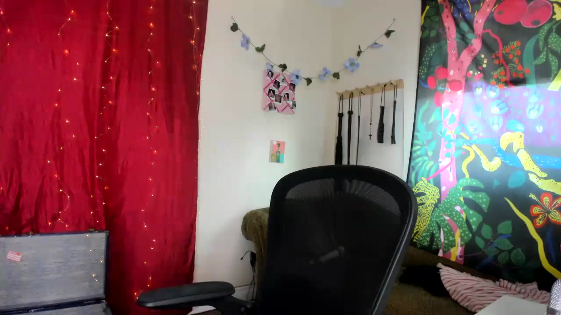 Gallery image thumbnail from PeachyQueen_'s myfreecams stream on, 08/12/2024, 20:51 image 3 of 20